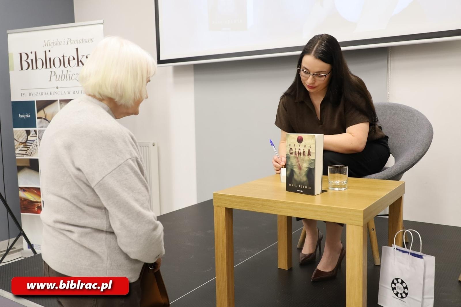 Zdjęcie w galerii na portalu naszraciborz.pl: Czy pięć ofiar w kryminale to za mało? Spotkanie z Mają Adamik w raciborskiej bibliotece wiadomości z regionu