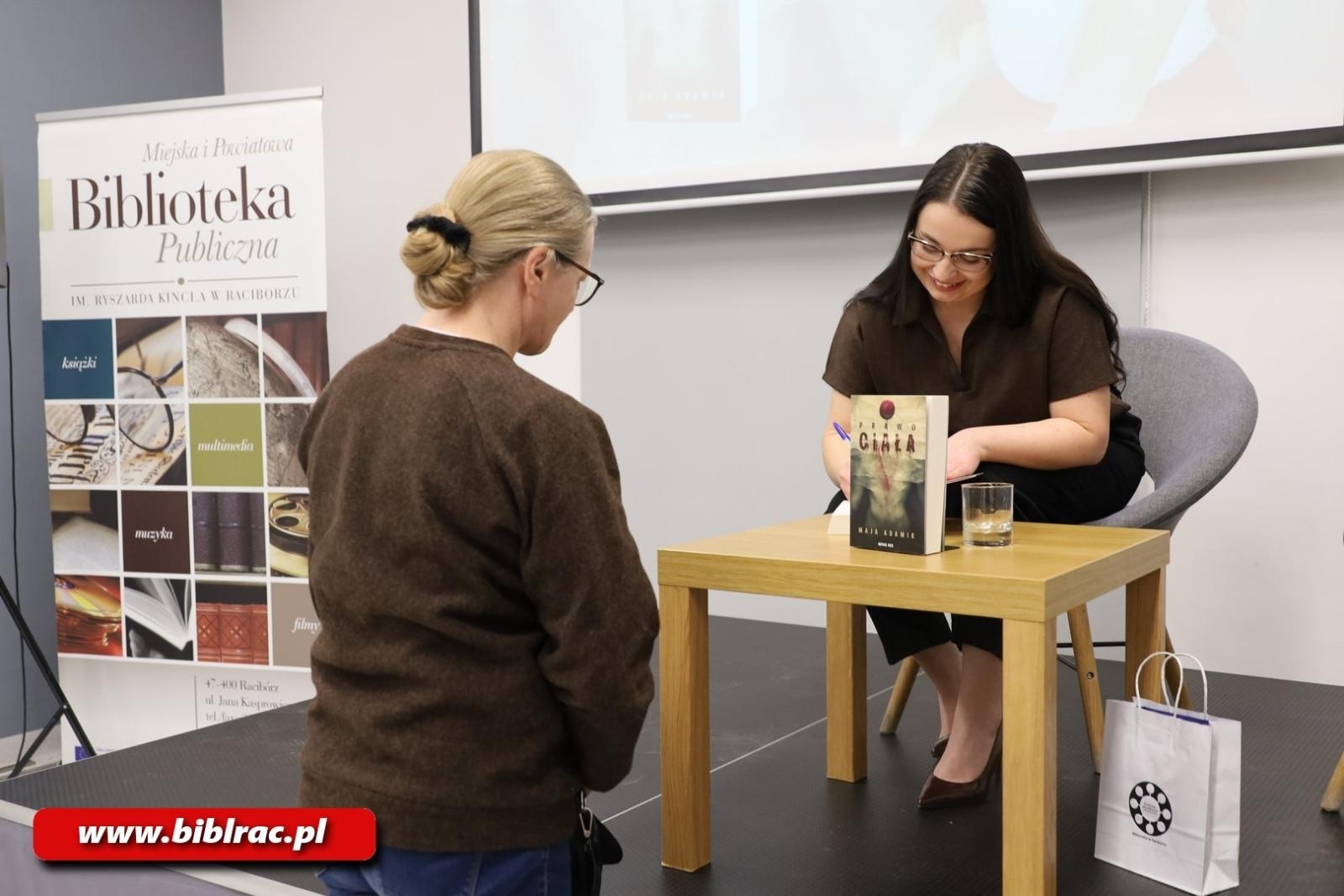 Zdjęcie w galerii na portalu naszraciborz.pl: Czy pięć ofiar w kryminale to za mało? Spotkanie z Mają Adamik w raciborskiej bibliotece wiadomości z regionu