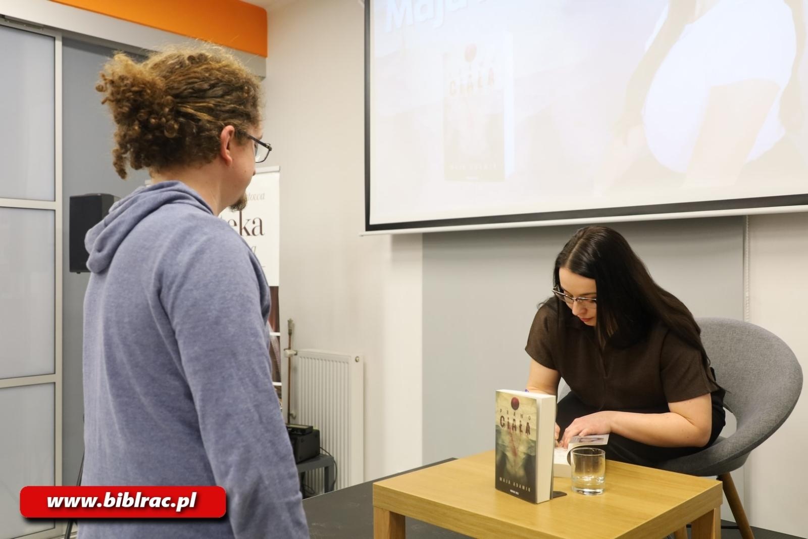 Zdjęcie w galerii na portalu naszraciborz.pl: Czy pięć ofiar w kryminale to za mało? Spotkanie z Mają Adamik w raciborskiej bibliotece wiadomości z regionu