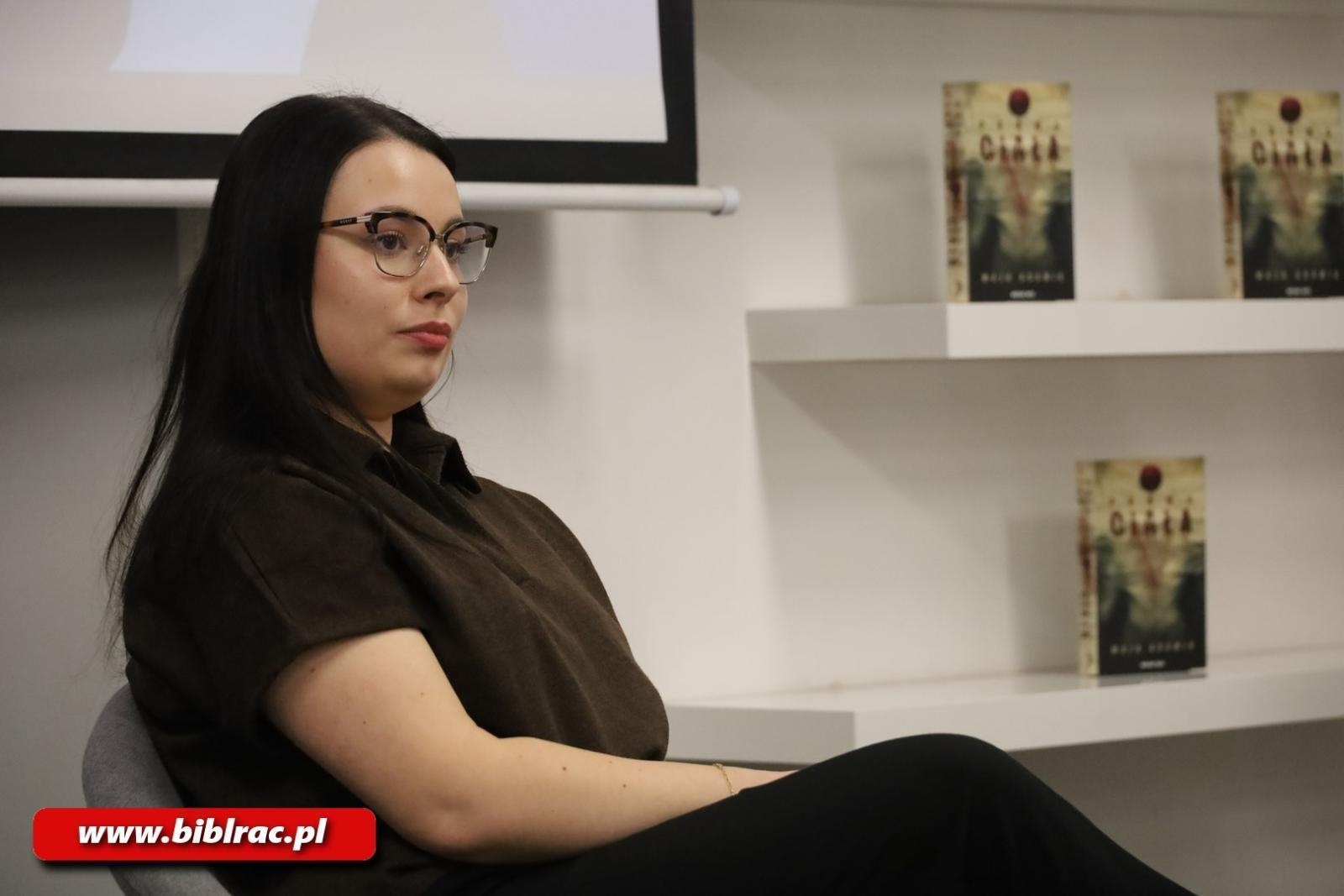 Zdjęcie w galerii na portalu naszraciborz.pl: Czy pięć ofiar w kryminale to za mało? Spotkanie z Mają Adamik w raciborskiej bibliotece wiadomości z regionu