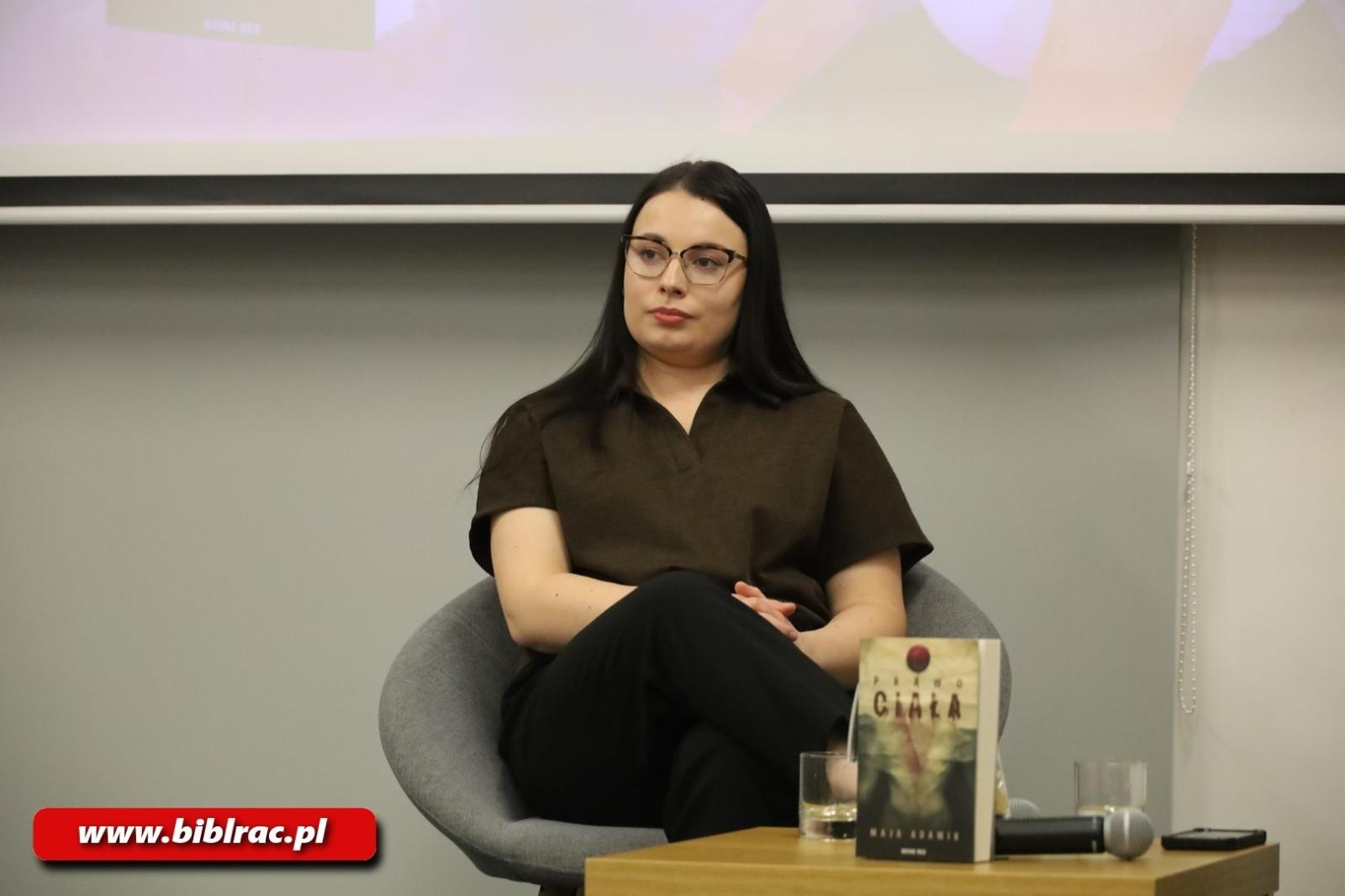 Zdjęcie w galerii na portalu naszraciborz.pl: Czy pięć ofiar w kryminale to za mało? Spotkanie z Mają Adamik w raciborskiej bibliotece wiadomości z regionu