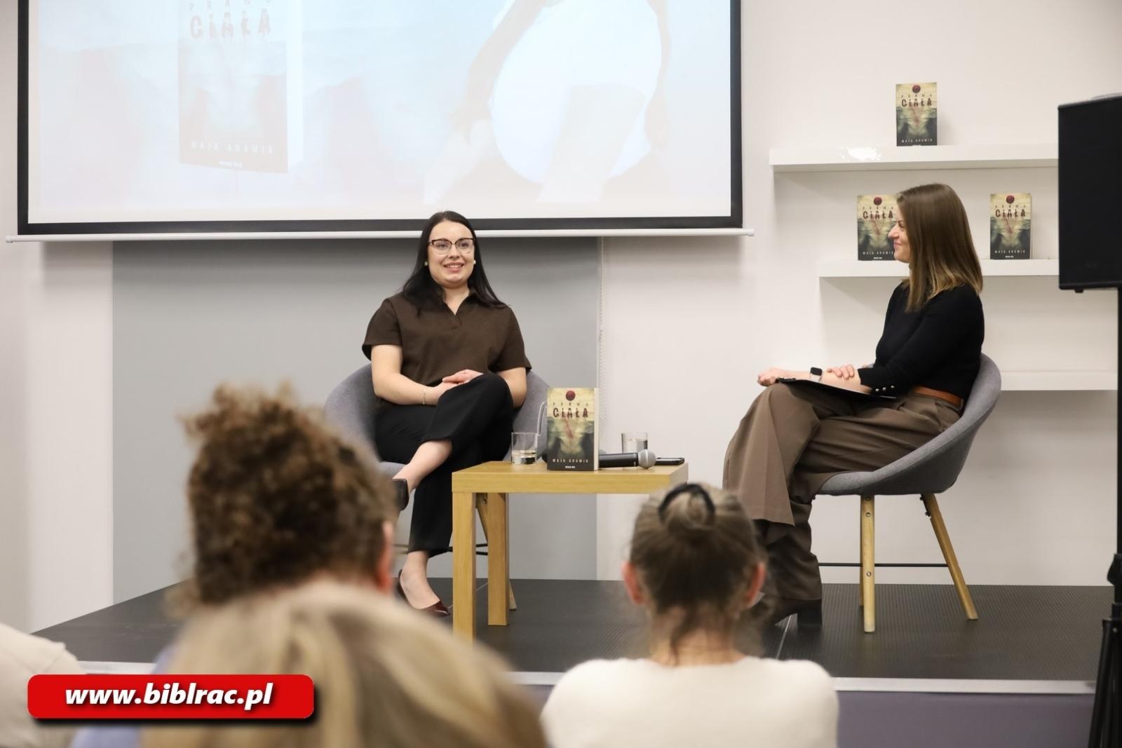 Zdjęcie w galerii na portalu naszraciborz.pl: Czy pięć ofiar w kryminale to za mało? Spotkanie z Mają Adamik w raciborskiej bibliotece wiadomości z regionu