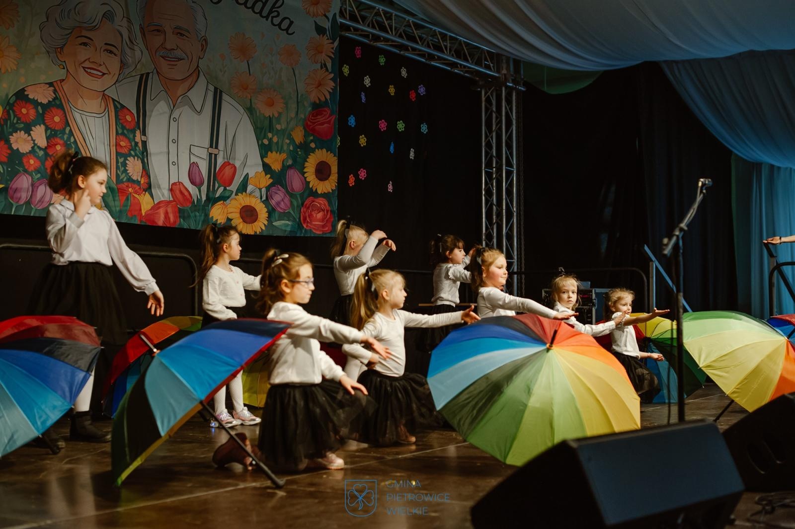 Zdjęcie w galerii na portalu naszraciborz.pl: Dzień Babci i Dziadka w Pietrowicach Wielkich – wspólne świętowanie w centrum społeczno-kulturalnym wiadomości z regionu