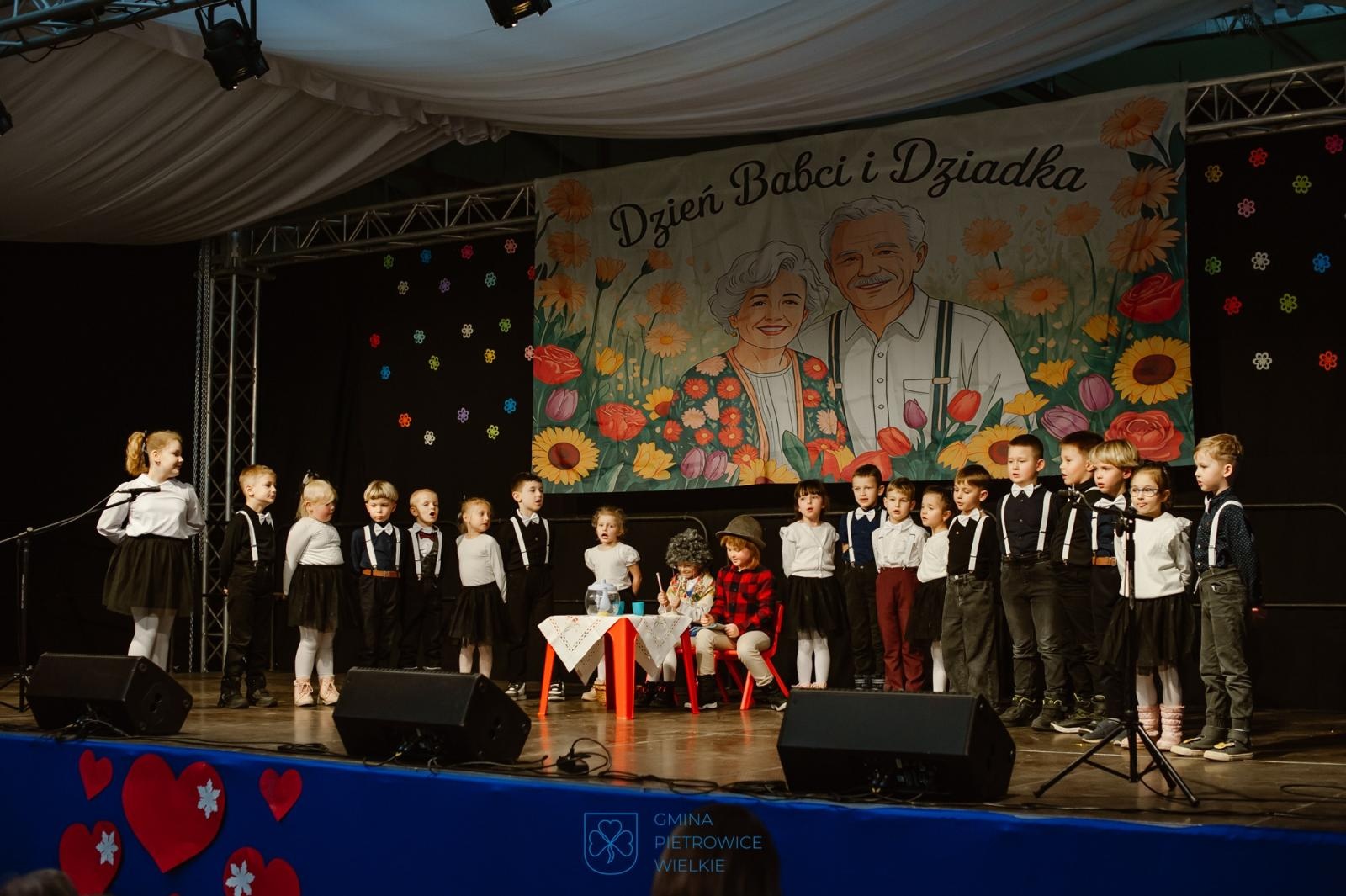 Zdjęcie w galerii na portalu naszraciborz.pl: Dzień Babci i Dziadka w Pietrowicach Wielkich – wspólne świętowanie w centrum społeczno-kulturalnym wiadomości z regionu