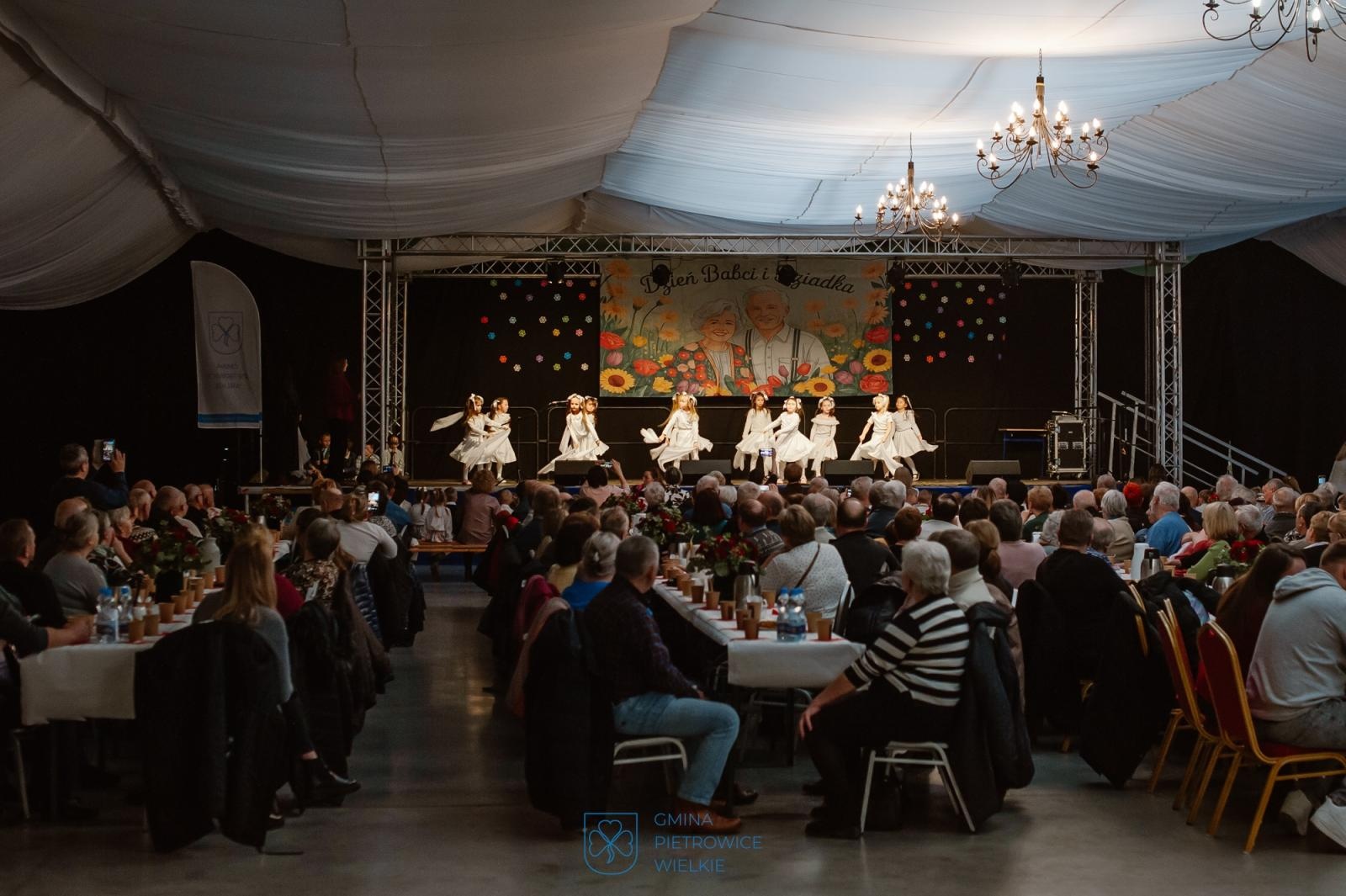 Zdjęcie w galerii na portalu naszraciborz.pl: Dzień Babci i Dziadka w Pietrowicach Wielkich – wspólne świętowanie w centrum społeczno-kulturalnym wiadomości z regionu