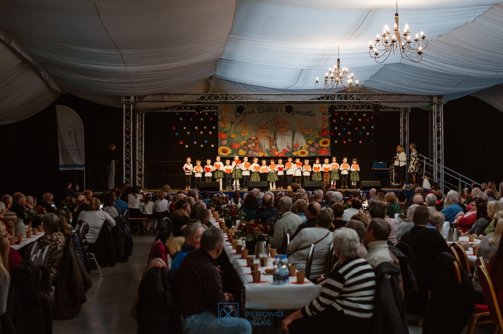 Zdjęcie w galerii na portalu naszraciborz.pl: Dzień Babci i Dziadka w Pietrowicach Wielkich – wspólne świętowanie w centrum społeczno-kulturalnym wiadomości z regionu