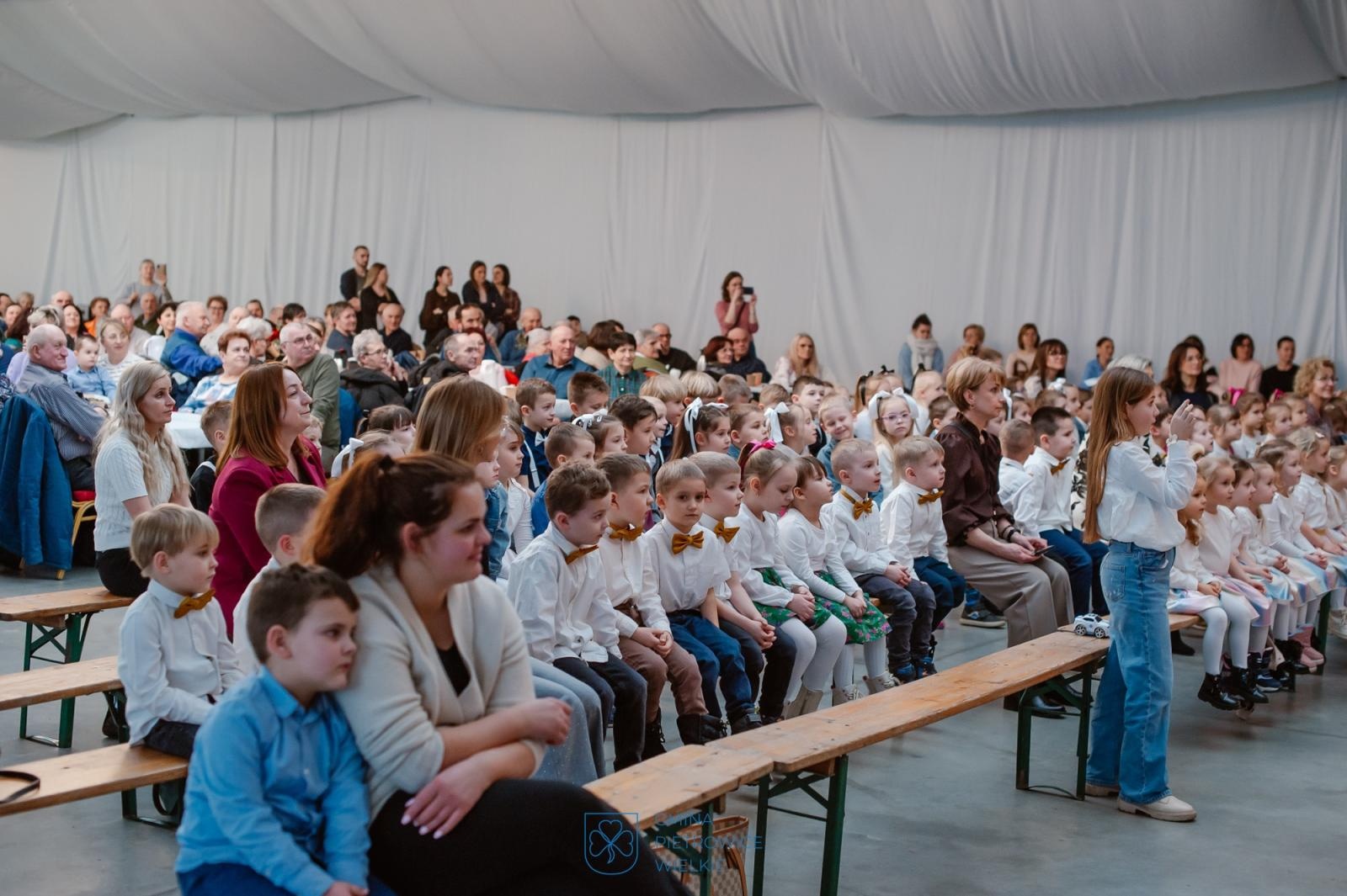Zdjęcie w galerii na portalu naszraciborz.pl: Dzień Babci i Dziadka w Pietrowicach Wielkich – wspólne świętowanie w centrum społeczno-kulturalnym wiadomości z regionu