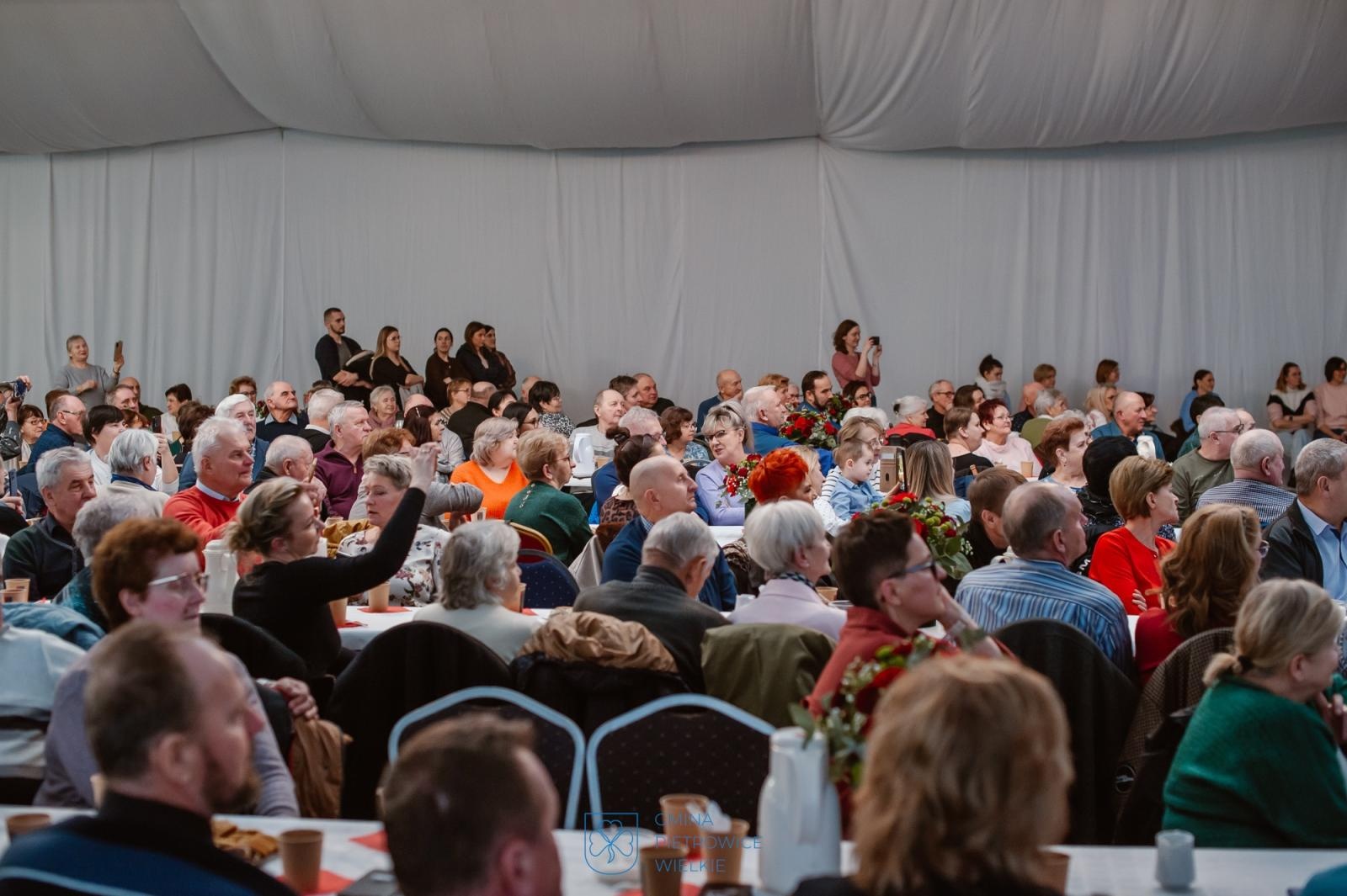 Zdjęcie w galerii na portalu naszraciborz.pl: Dzień Babci i Dziadka w Pietrowicach Wielkich – wspólne świętowanie w centrum społeczno-kulturalnym wiadomości z regionu