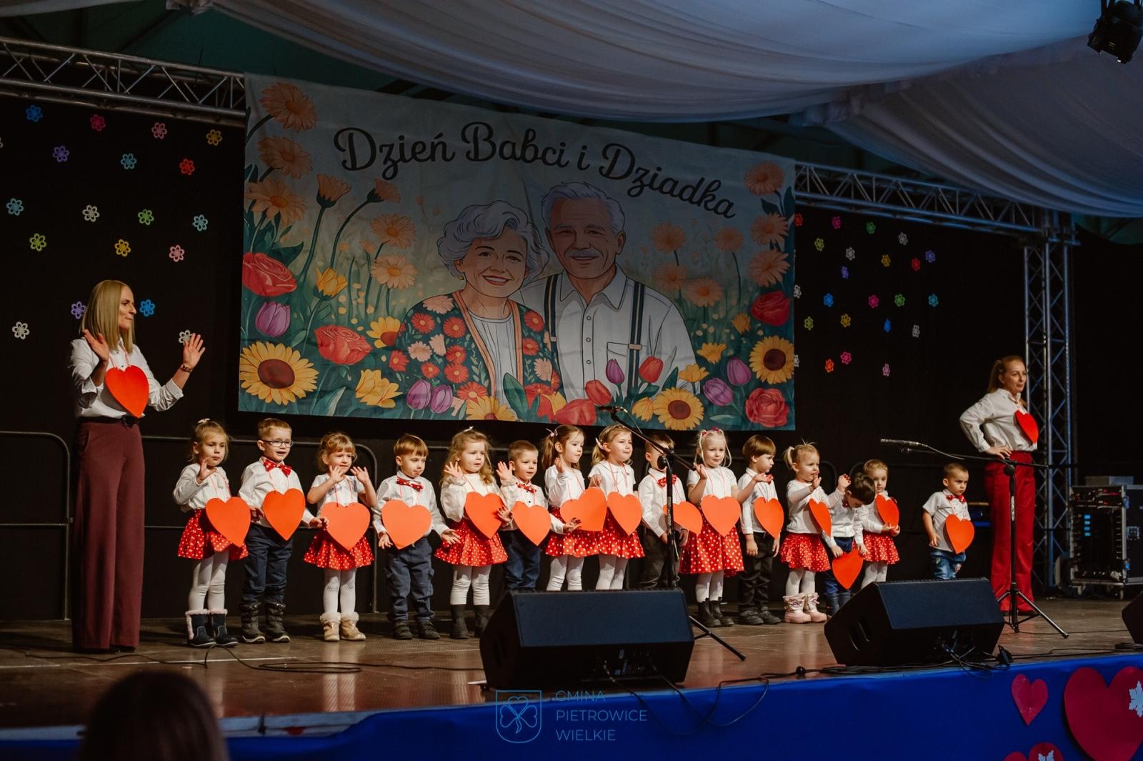 Zdjęcie w galerii na portalu naszraciborz.pl: Dzień Babci i Dziadka w Pietrowicach Wielkich – wspólne świętowanie w centrum społeczno-kulturalnym wiadomości z regionu