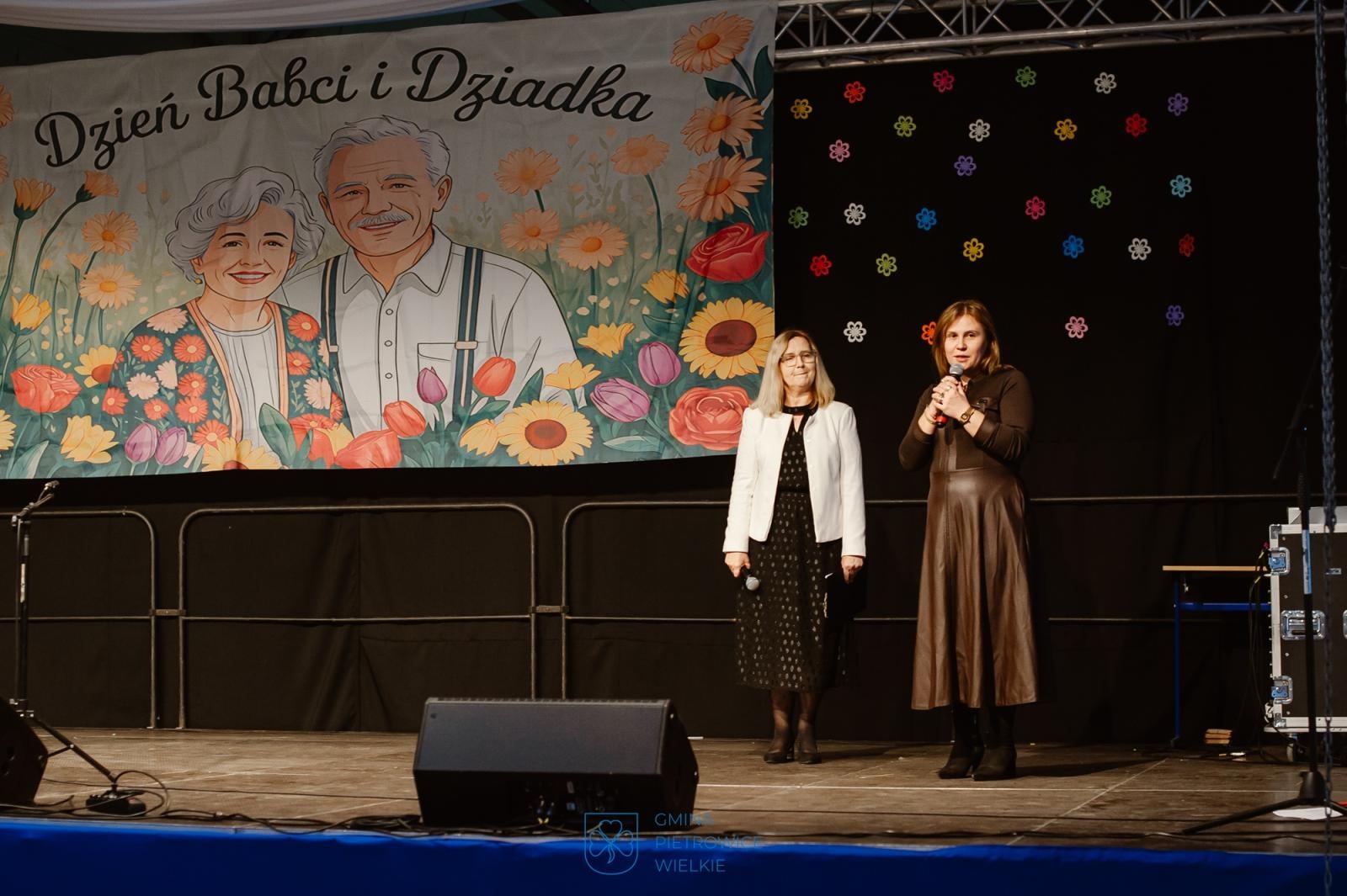 Zdjęcie w galerii na portalu naszraciborz.pl: Dzień Babci i Dziadka w Pietrowicach Wielkich – wspólne świętowanie w centrum społeczno-kulturalnym wiadomości z regionu