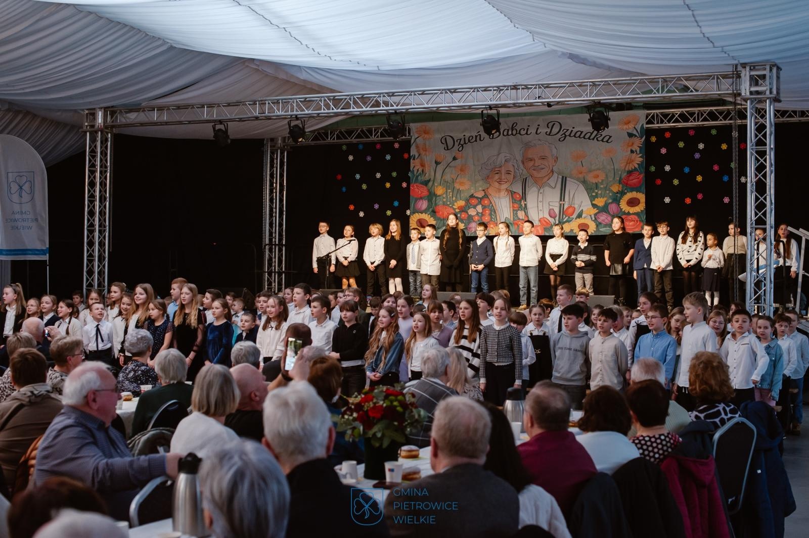 Zdjęcie w galerii na portalu naszraciborz.pl: Dzień Babci i Dziadka w Pietrowicach Wielkich – wspólne świętowanie w centrum społeczno-kulturalnym wiadomości z regionu
