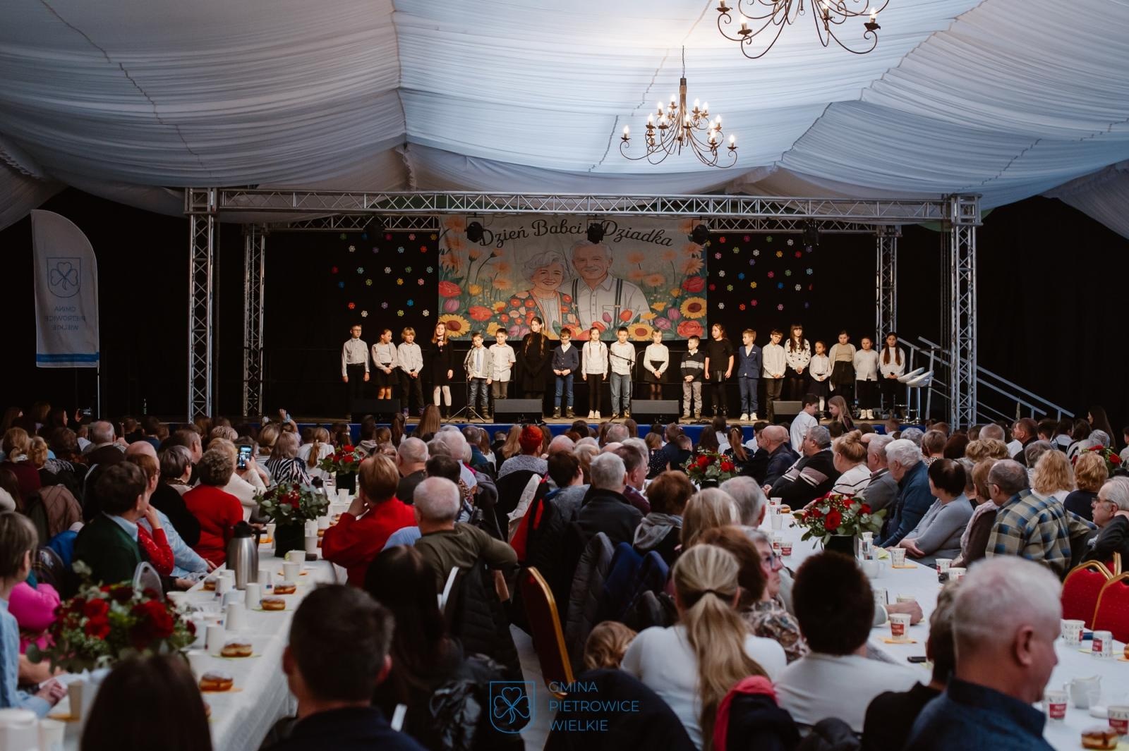 Zdjęcie w galerii na portalu naszraciborz.pl: Dzień Babci i Dziadka w Pietrowicach Wielkich – wspólne świętowanie w centrum społeczno-kulturalnym wiadomości z regionu