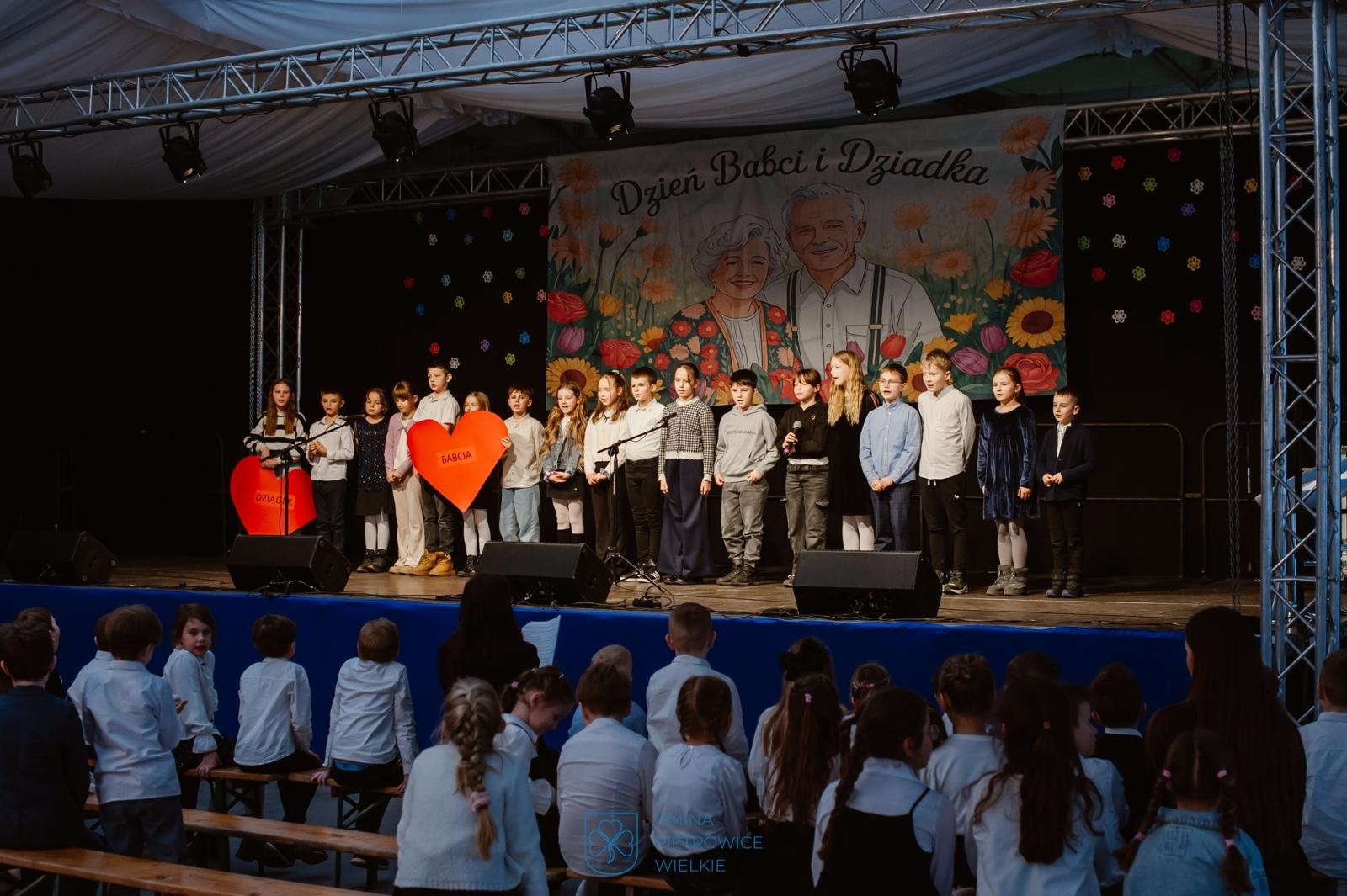 Zdjęcie w galerii na portalu naszraciborz.pl: Dzień Babci i Dziadka w Pietrowicach Wielkich – wspólne świętowanie w centrum społeczno-kulturalnym wiadomości z regionu