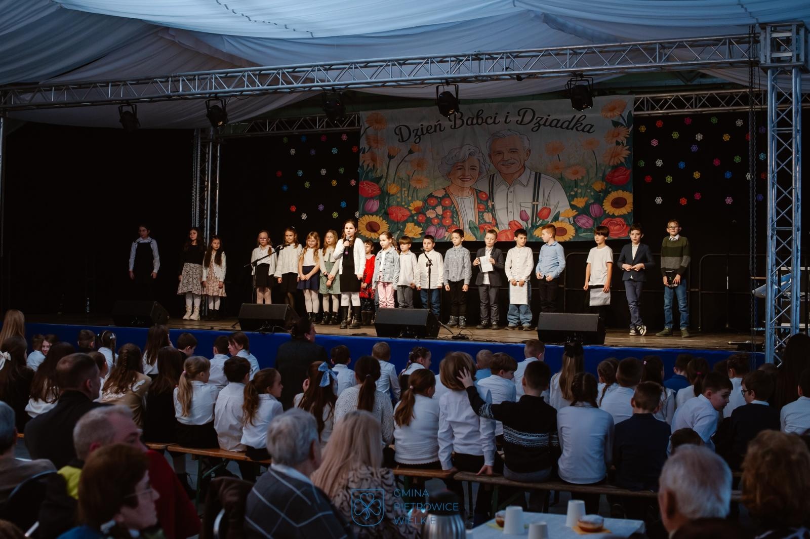 Zdjęcie w galerii na portalu naszraciborz.pl: Dzień Babci i Dziadka w Pietrowicach Wielkich – wspólne świętowanie w centrum społeczno-kulturalnym wiadomości z regionu