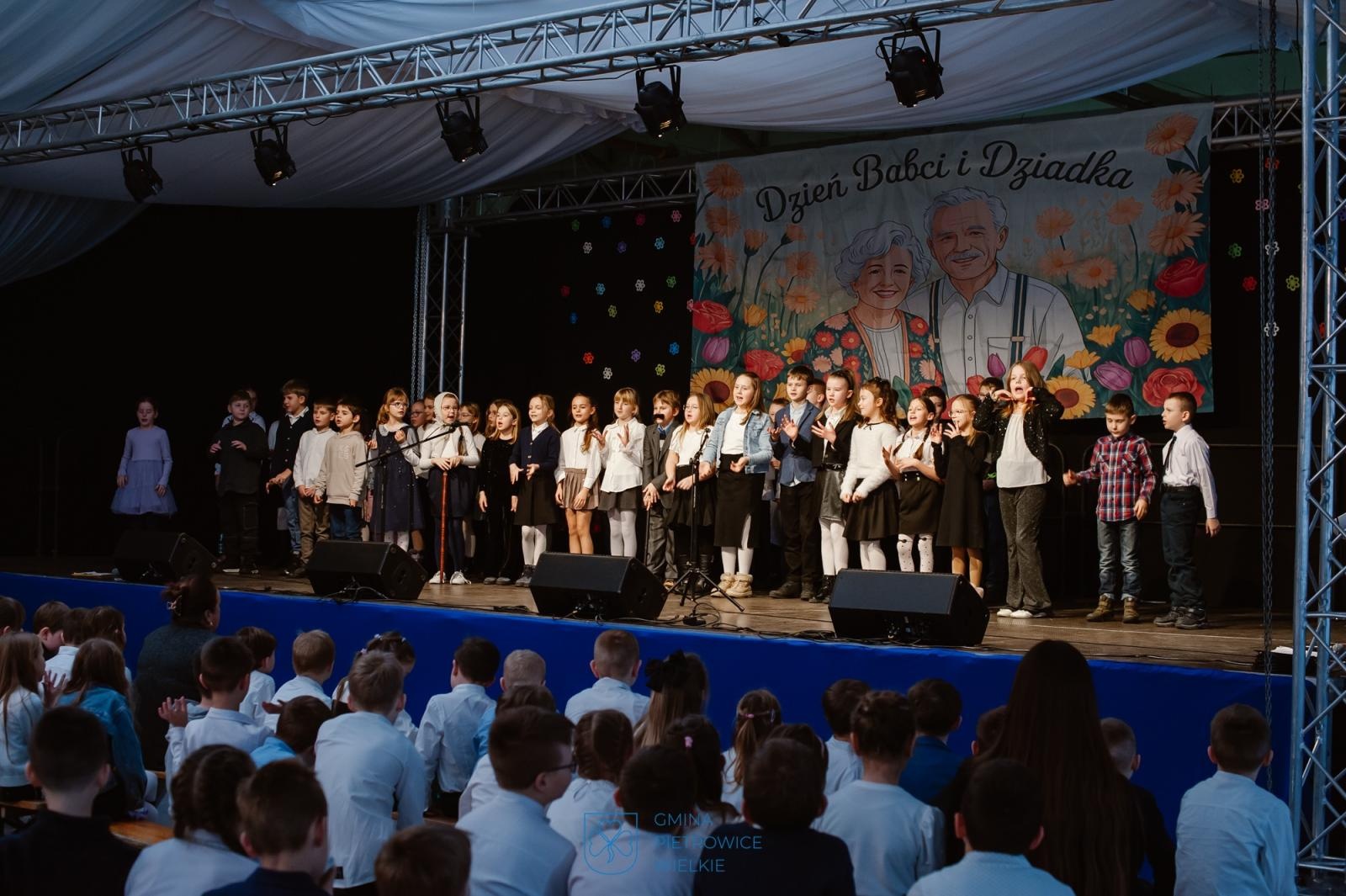 Zdjęcie w galerii na portalu naszraciborz.pl: Dzień Babci i Dziadka w Pietrowicach Wielkich – wspólne świętowanie w centrum społeczno-kulturalnym wiadomości z regionu