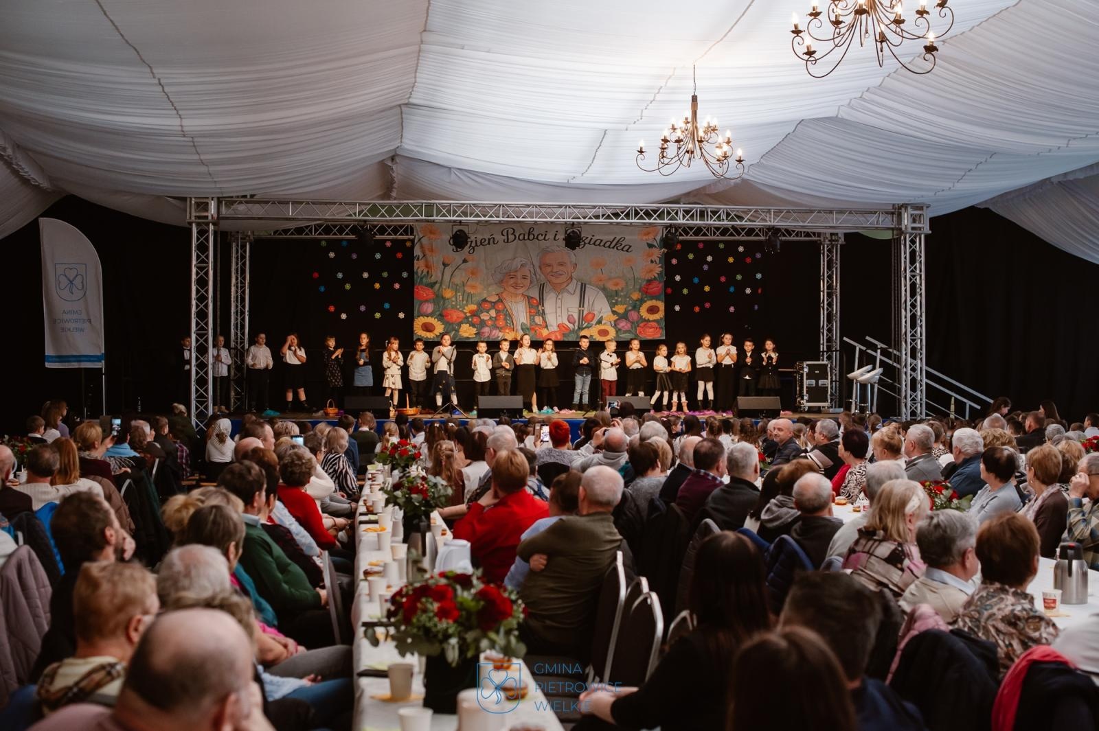 Zdjęcie w galerii na portalu naszraciborz.pl: Dzień Babci i Dziadka w Pietrowicach Wielkich – wspólne świętowanie w centrum społeczno-kulturalnym wiadomości z regionu