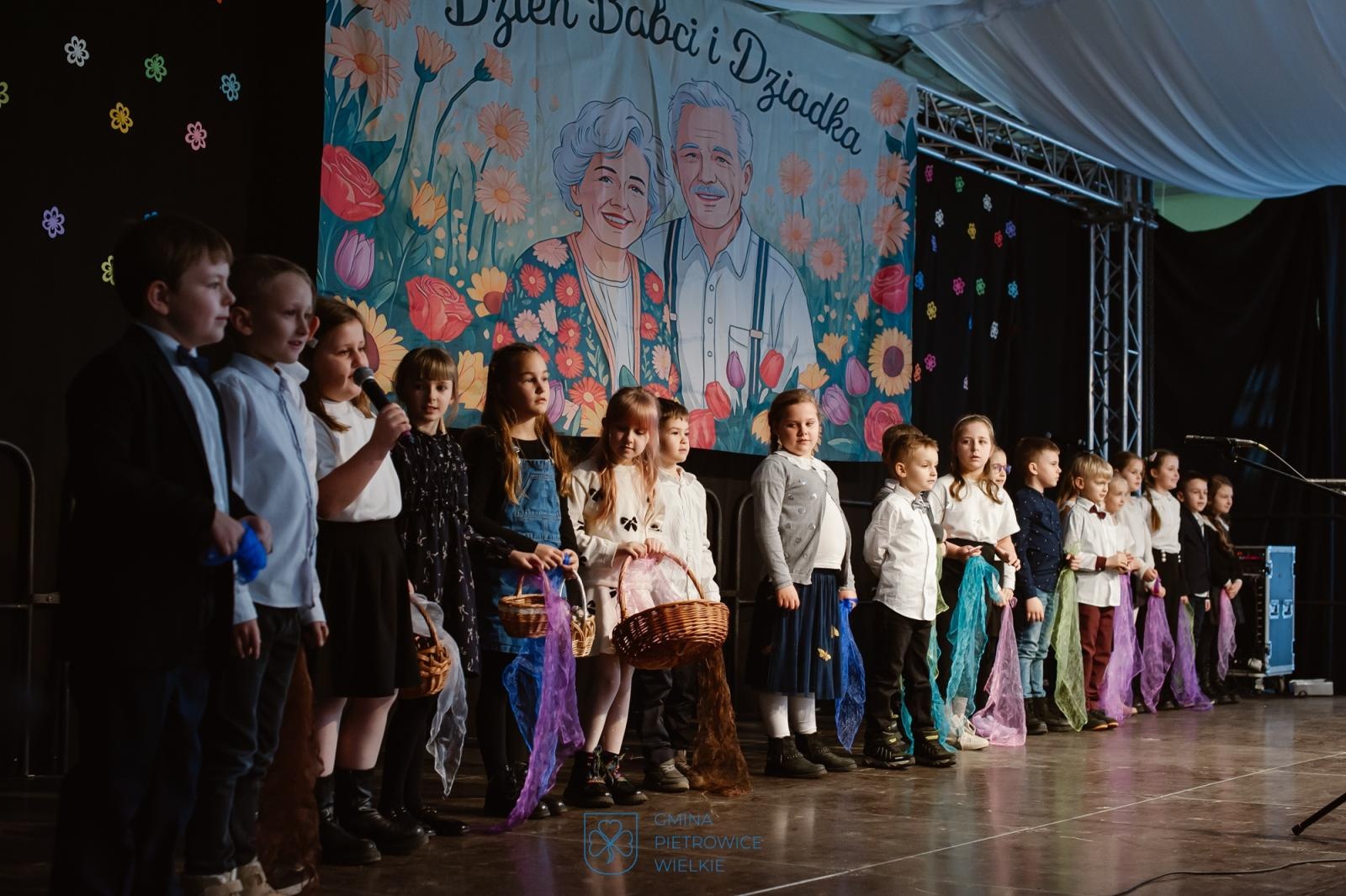 Zdjęcie w galerii na portalu naszraciborz.pl: Dzień Babci i Dziadka w Pietrowicach Wielkich – wspólne świętowanie w centrum społeczno-kulturalnym wiadomości z regionu