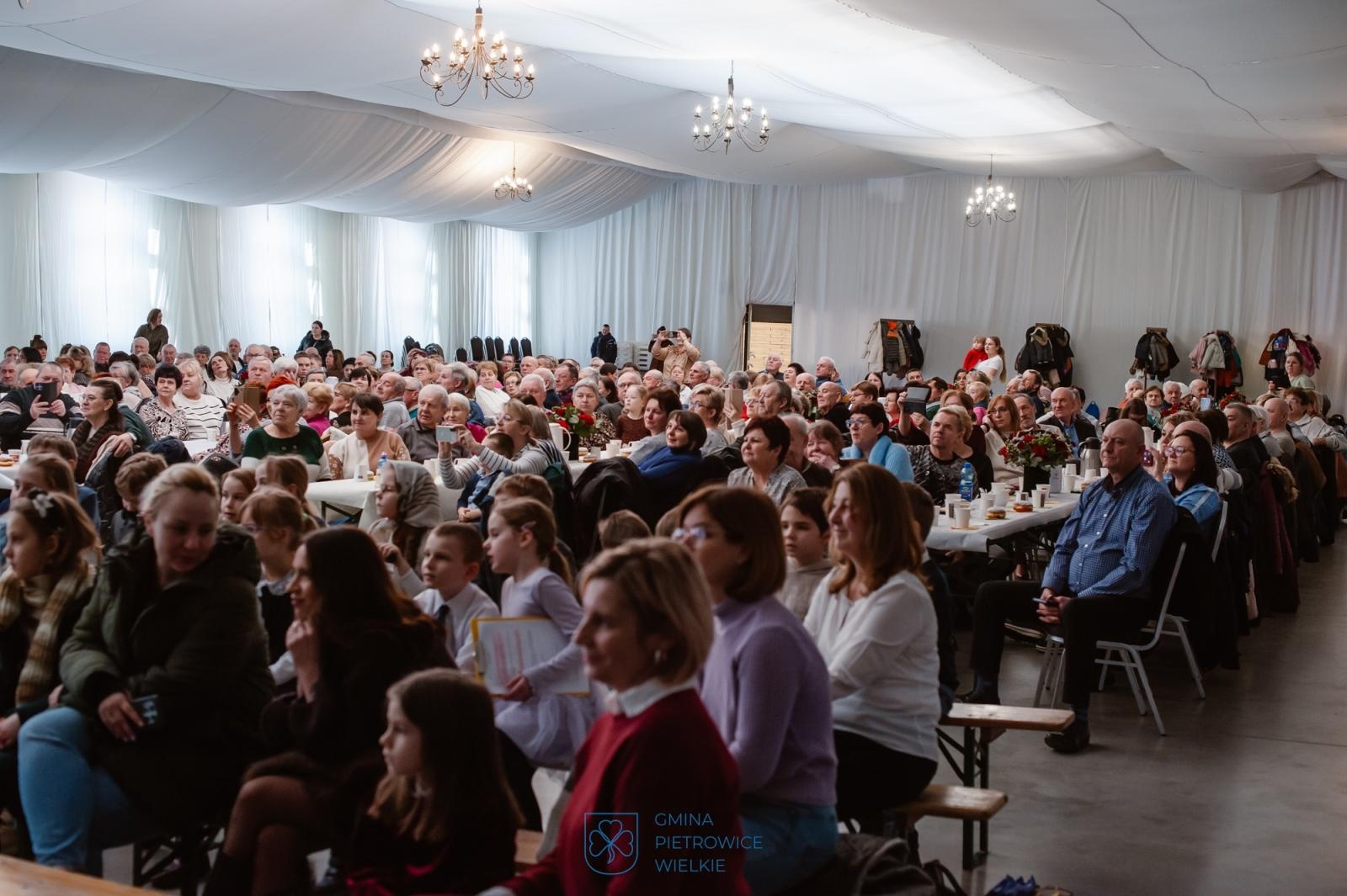 Zdjęcie w galerii na portalu naszraciborz.pl: Dzień Babci i Dziadka w Pietrowicach Wielkich – wspólne świętowanie w centrum społeczno-kulturalnym wiadomości z regionu