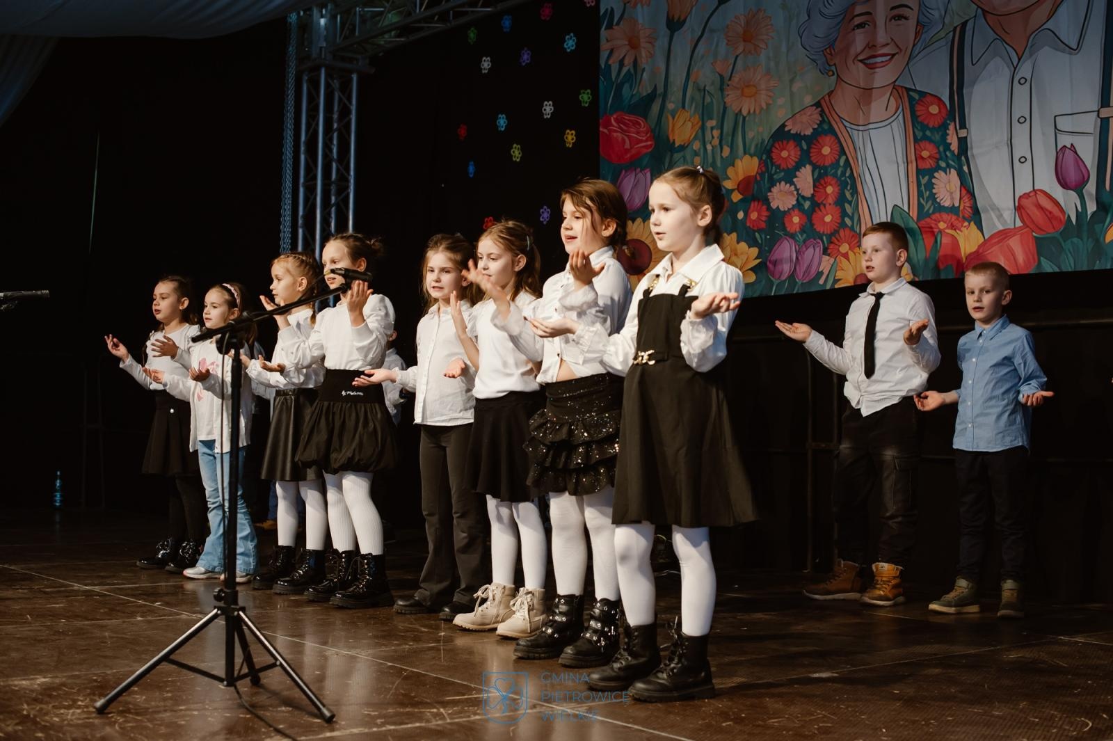 Zdjęcie w galerii na portalu naszraciborz.pl: Dzień Babci i Dziadka w Pietrowicach Wielkich – wspólne świętowanie w centrum społeczno-kulturalnym wiadomości z regionu