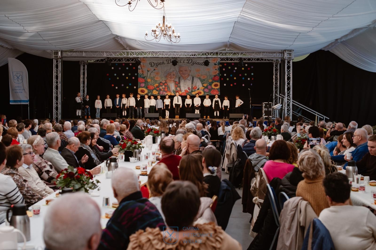 Zdjęcie w galerii na portalu naszraciborz.pl: Dzień Babci i Dziadka w Pietrowicach Wielkich – wspólne świętowanie w centrum społeczno-kulturalnym wiadomości z regionu