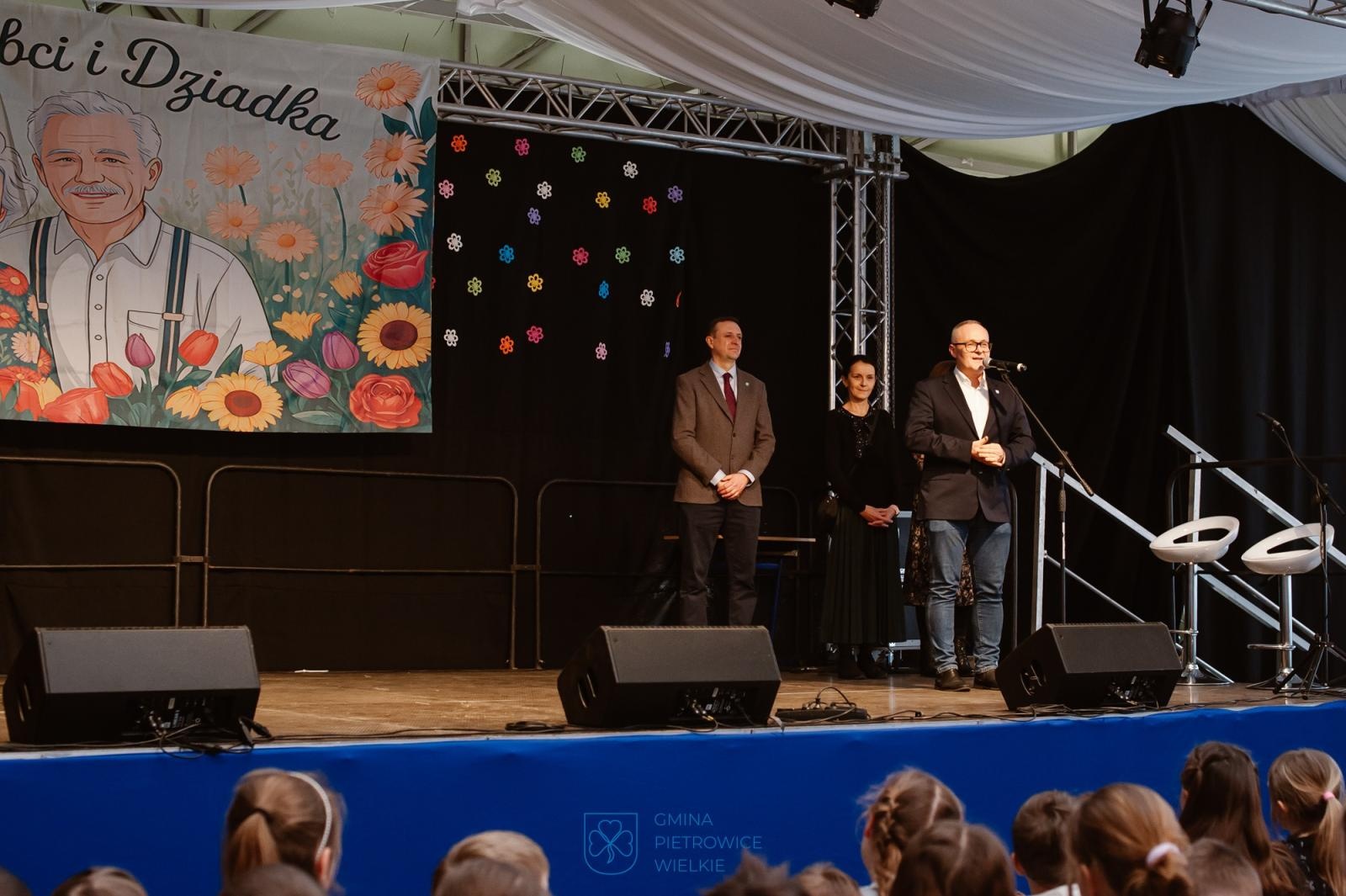 Zdjęcie w galerii na portalu naszraciborz.pl: Dzień Babci i Dziadka w Pietrowicach Wielkich – wspólne świętowanie w centrum społeczno-kulturalnym wiadomości z regionu