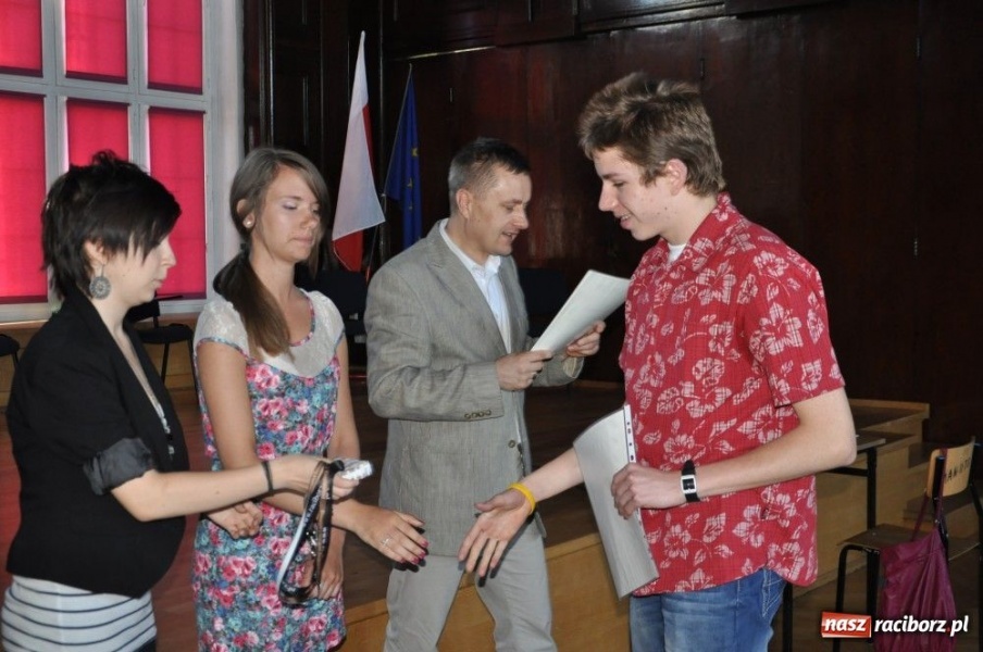 Zdjęcie w galerii na portalu naszraciborz.pl: Pochwalili się wiedzą o prawach człowieka wiadomości z regionu