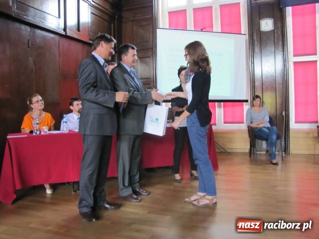 Zdjęcie w galerii na portalu naszraciborz.pl: Pochwalili się wiedzą o prawach człowieka wiadomości z regionu