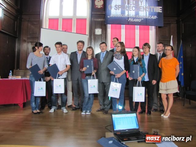 Zdjęcie w galerii na portalu naszraciborz.pl: Pochwalili się wiedzą o prawach człowieka wiadomości z regionu