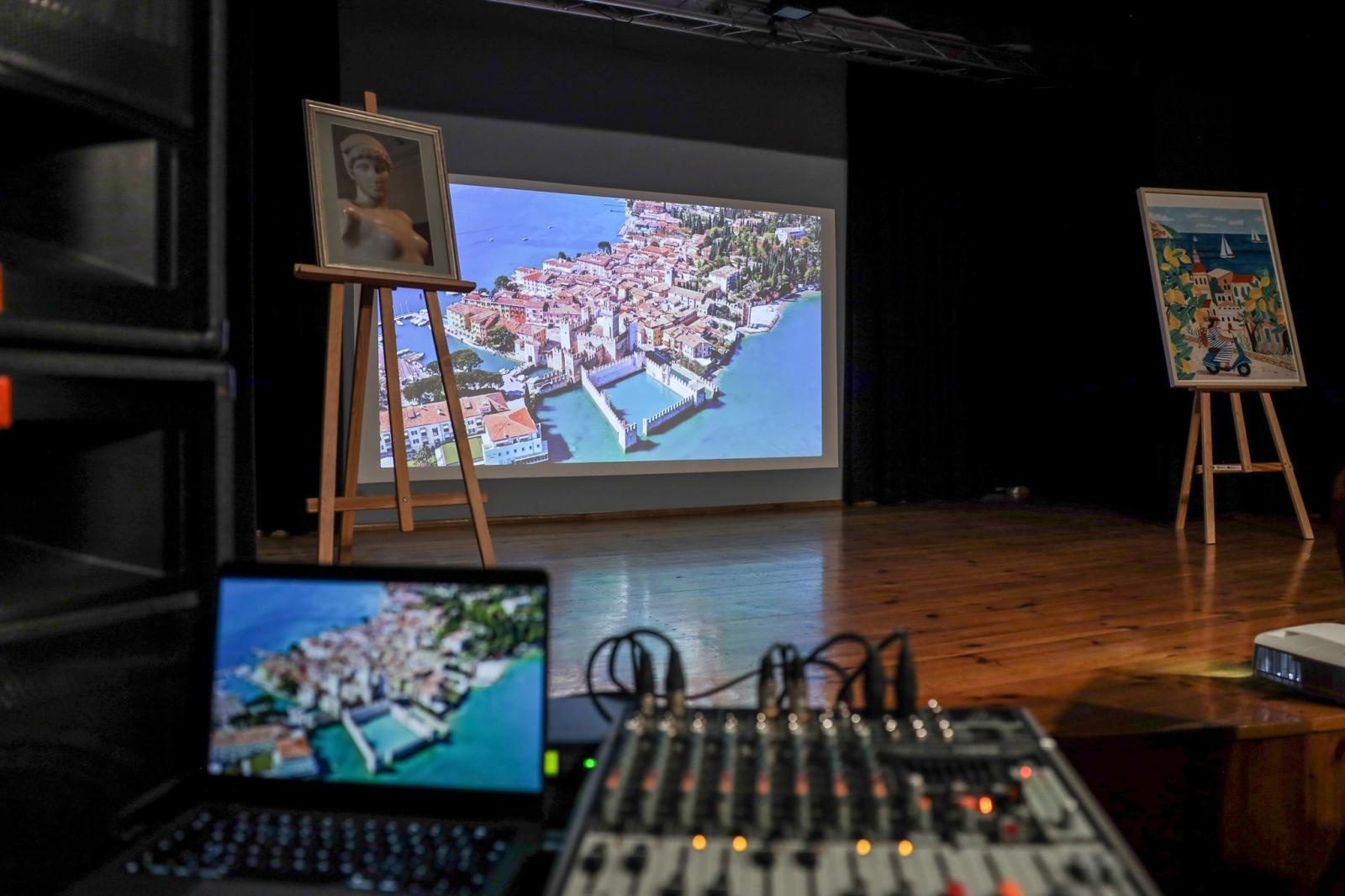 Zdjęcie w galerii na portalu naszraciborz.pl: Dan Brown historii sztuki – spotkanie w Punkt z Grzegorzem Krupą wiadomości z regionu