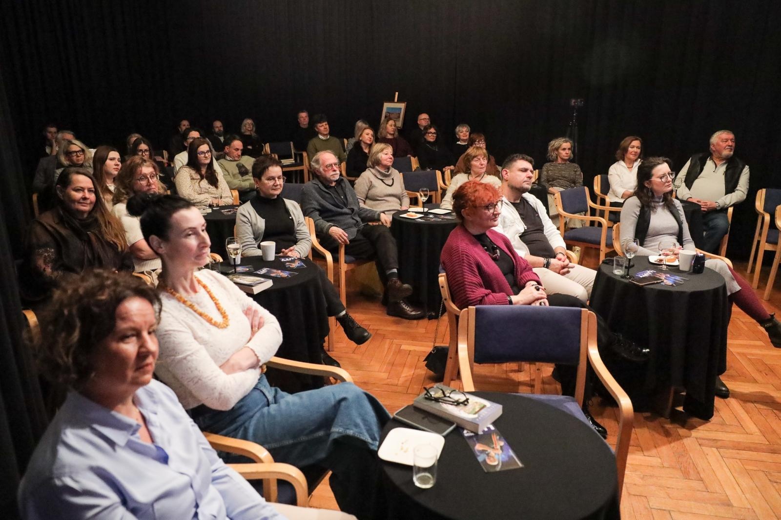 Zdjęcie w galerii na portalu naszraciborz.pl: Dan Brown historii sztuki – spotkanie w Punkt z Grzegorzem Krupą wiadomości z regionu