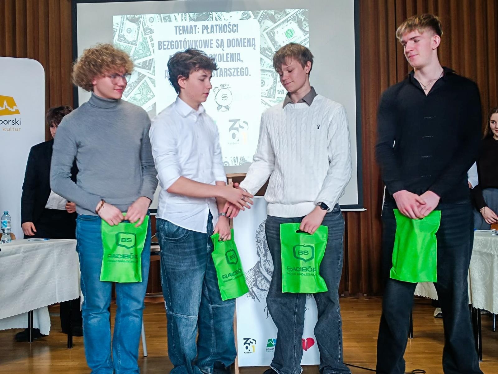 Zdjęcie w galerii na portalu naszraciborz.pl: Preferencje płatnicze pokoleń tematem debaty oksfordzkiej wiadomości z regionu