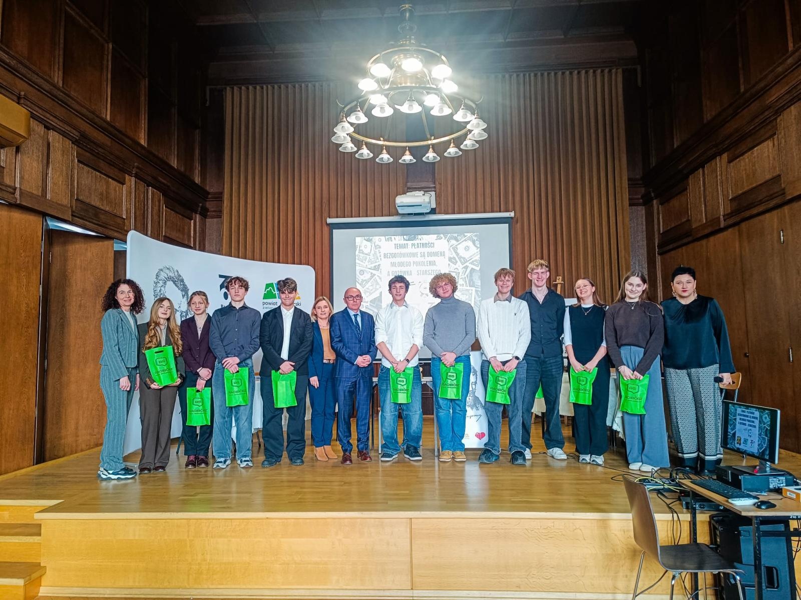 Zdjęcie w galerii na portalu naszraciborz.pl: Preferencje płatnicze pokoleń tematem debaty oksfordzkiej wiadomości z regionu