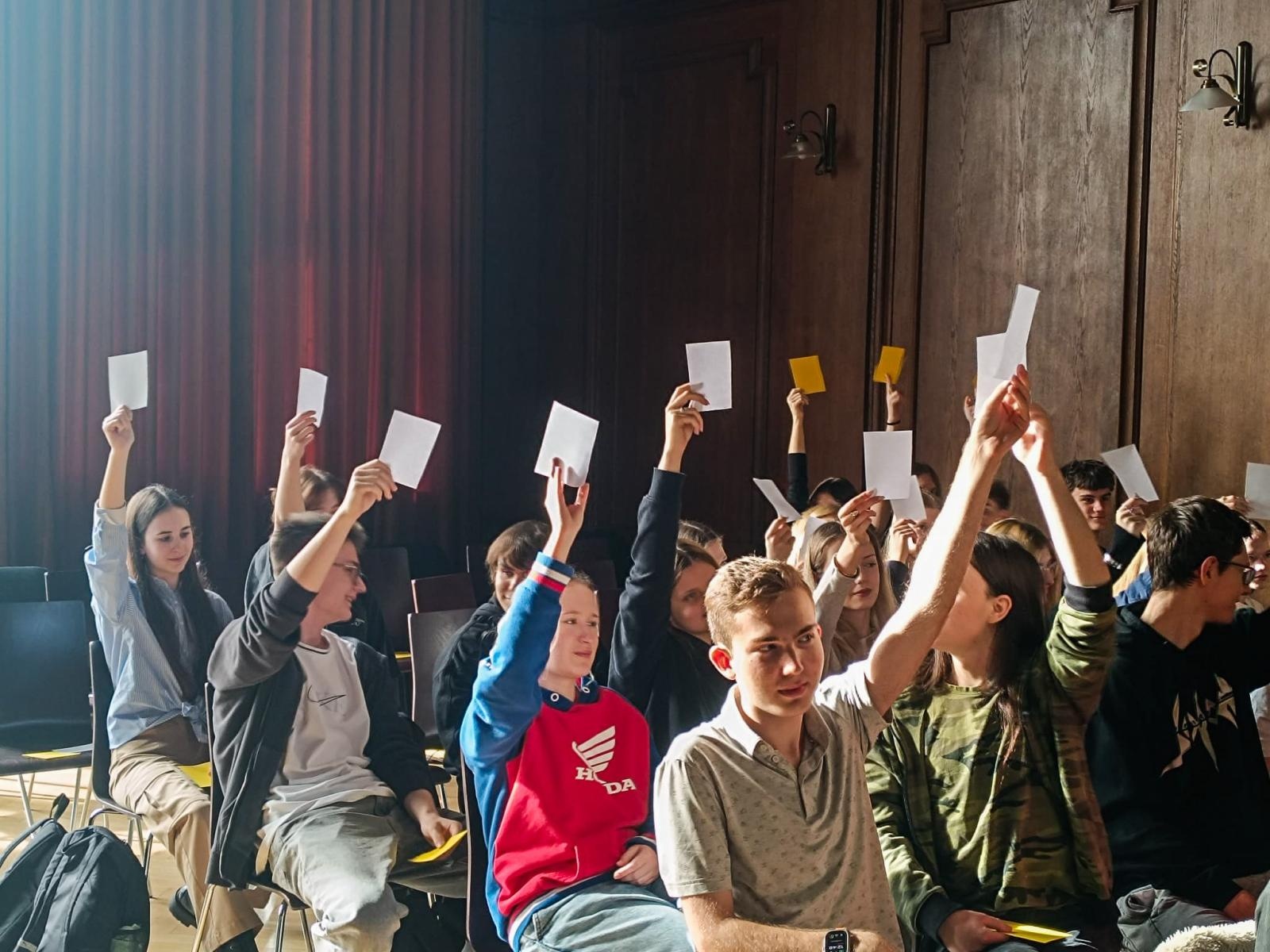 Zdjęcie w galerii na portalu naszraciborz.pl: Preferencje płatnicze pokoleń tematem debaty oksfordzkiej wiadomości z regionu
