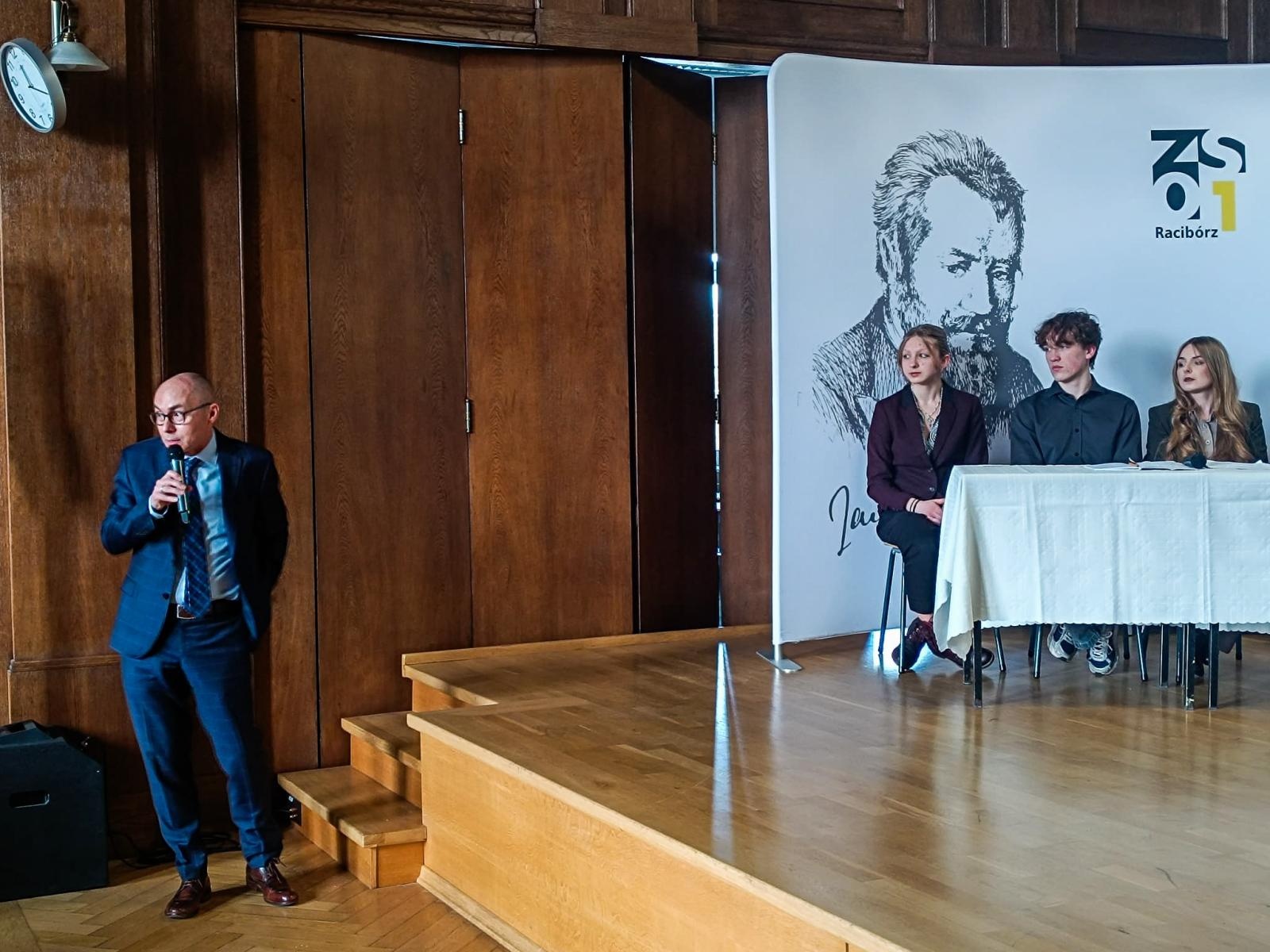 Zdjęcie w galerii na portalu naszraciborz.pl: Preferencje płatnicze pokoleń tematem debaty oksfordzkiej wiadomości z regionu