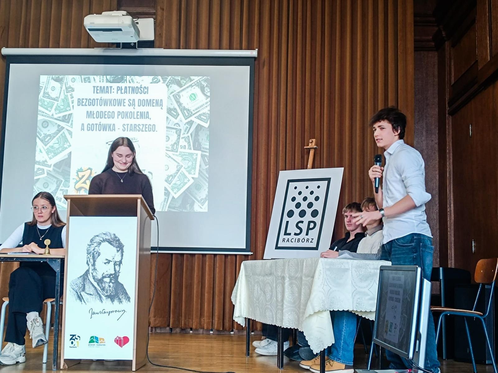 Zdjęcie w galerii na portalu naszraciborz.pl: Preferencje płatnicze pokoleń tematem debaty oksfordzkiej wiadomości z regionu