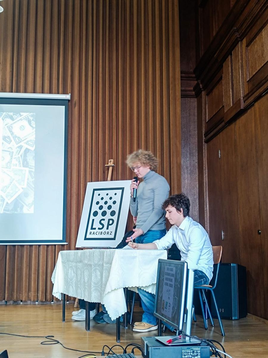 Zdjęcie w galerii na portalu naszraciborz.pl: Preferencje płatnicze pokoleń tematem debaty oksfordzkiej wiadomości z regionu