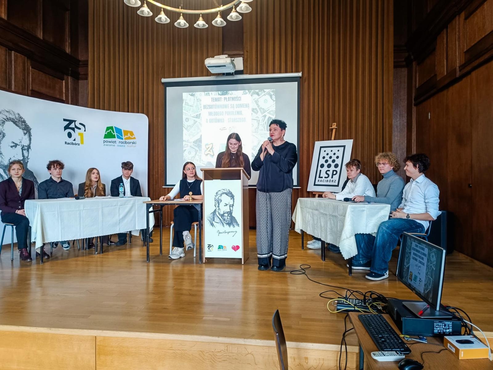 Zdjęcie w galerii na portalu naszraciborz.pl: Preferencje płatnicze pokoleń tematem debaty oksfordzkiej wiadomości z regionu