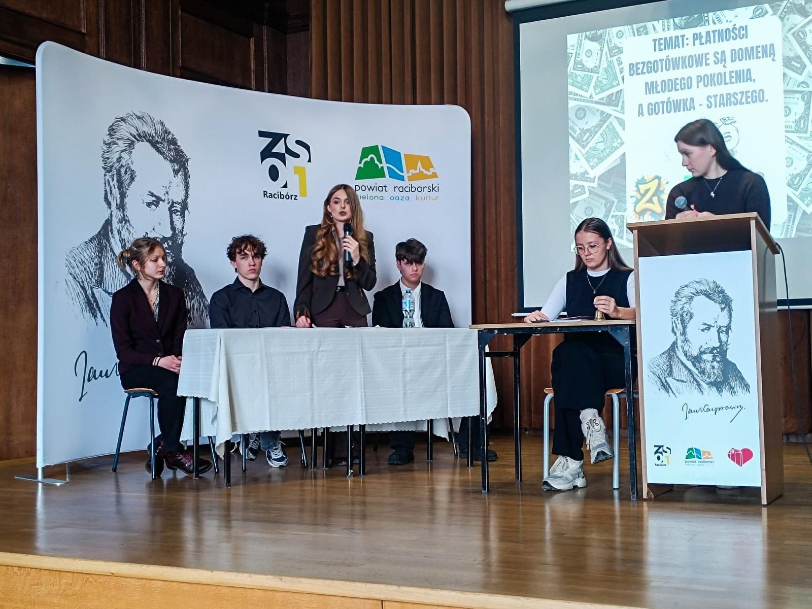 Zdjęcie w galerii na portalu naszraciborz.pl: Preferencje płatnicze pokoleń tematem debaty oksfordzkiej wiadomości z regionu