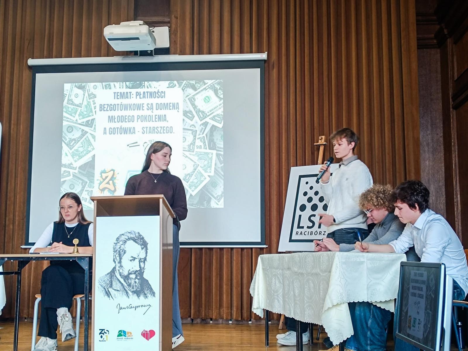 Zdjęcie w galerii na portalu naszraciborz.pl: Preferencje płatnicze pokoleń tematem debaty oksfordzkiej wiadomości z regionu