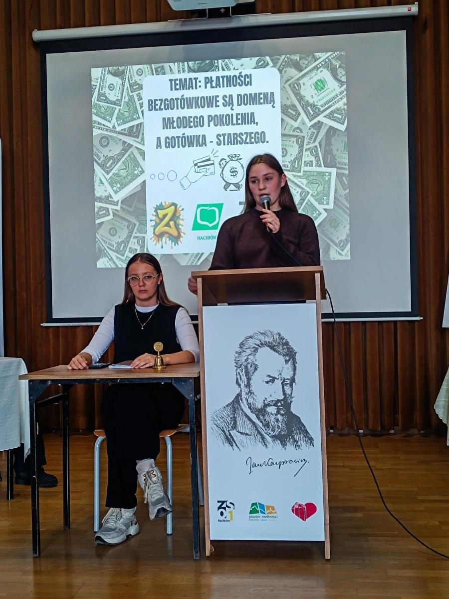 Zdjęcie w galerii na portalu naszraciborz.pl: Preferencje płatnicze pokoleń tematem debaty oksfordzkiej wiadomości z regionu