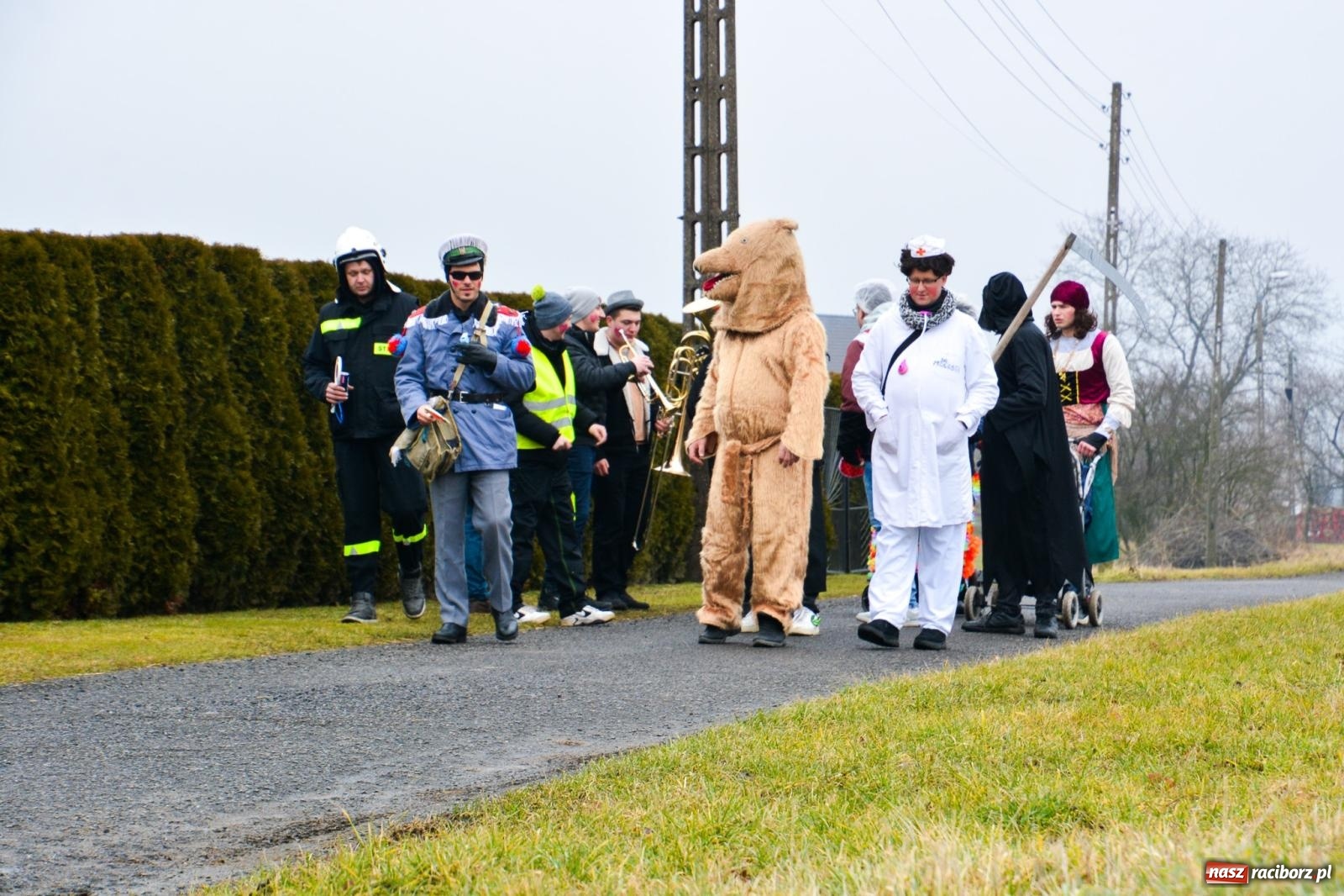Zdjęcie w galerii na portalu naszraciborz.pl: Śląskie wodzenie niedźwiedzia: Tradycja, która wciąż tętni życiem w gminie Rudnik wiadomości z regionu