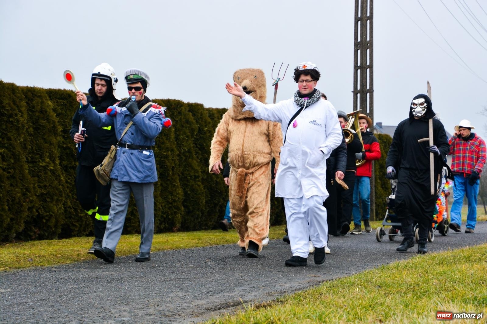 Zdjęcie w galerii na portalu naszraciborz.pl: Śląskie wodzenie niedźwiedzia: Tradycja, która wciąż tętni życiem w gminie Rudnik wiadomości z regionu