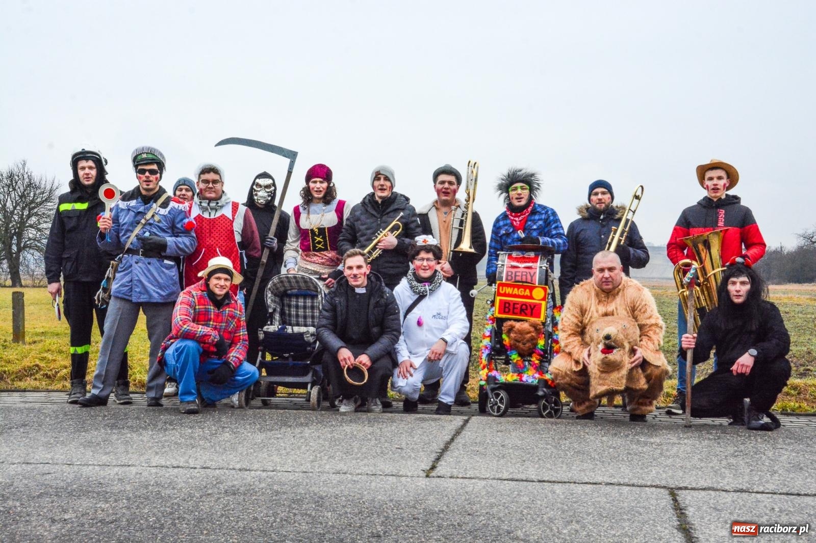 Zdjęcie w galerii na portalu naszraciborz.pl: Śląskie wodzenie niedźwiedzia: Tradycja, która wciąż tętni życiem w gminie Rudnik wiadomości z regionu