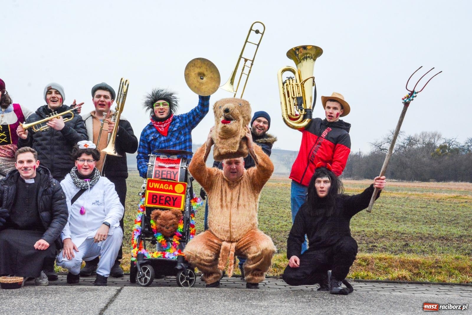 Zdjęcie w galerii na portalu naszraciborz.pl: Śląskie wodzenie niedźwiedzia: Tradycja, która wciąż tętni życiem w gminie Rudnik wiadomości z regionu