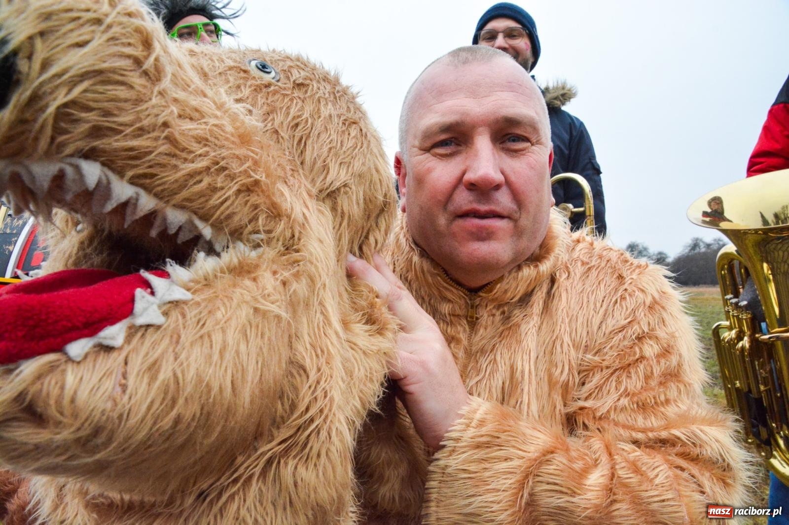 Zdjęcie w galerii na portalu naszraciborz.pl: Śląskie wodzenie niedźwiedzia: Tradycja, która wciąż tętni życiem w gminie Rudnik wiadomości z regionu