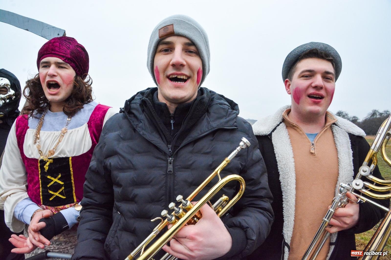 Zdjęcie w galerii na portalu naszraciborz.pl: Śląskie wodzenie niedźwiedzia: Tradycja, która wciąż tętni życiem w gminie Rudnik wiadomości z regionu