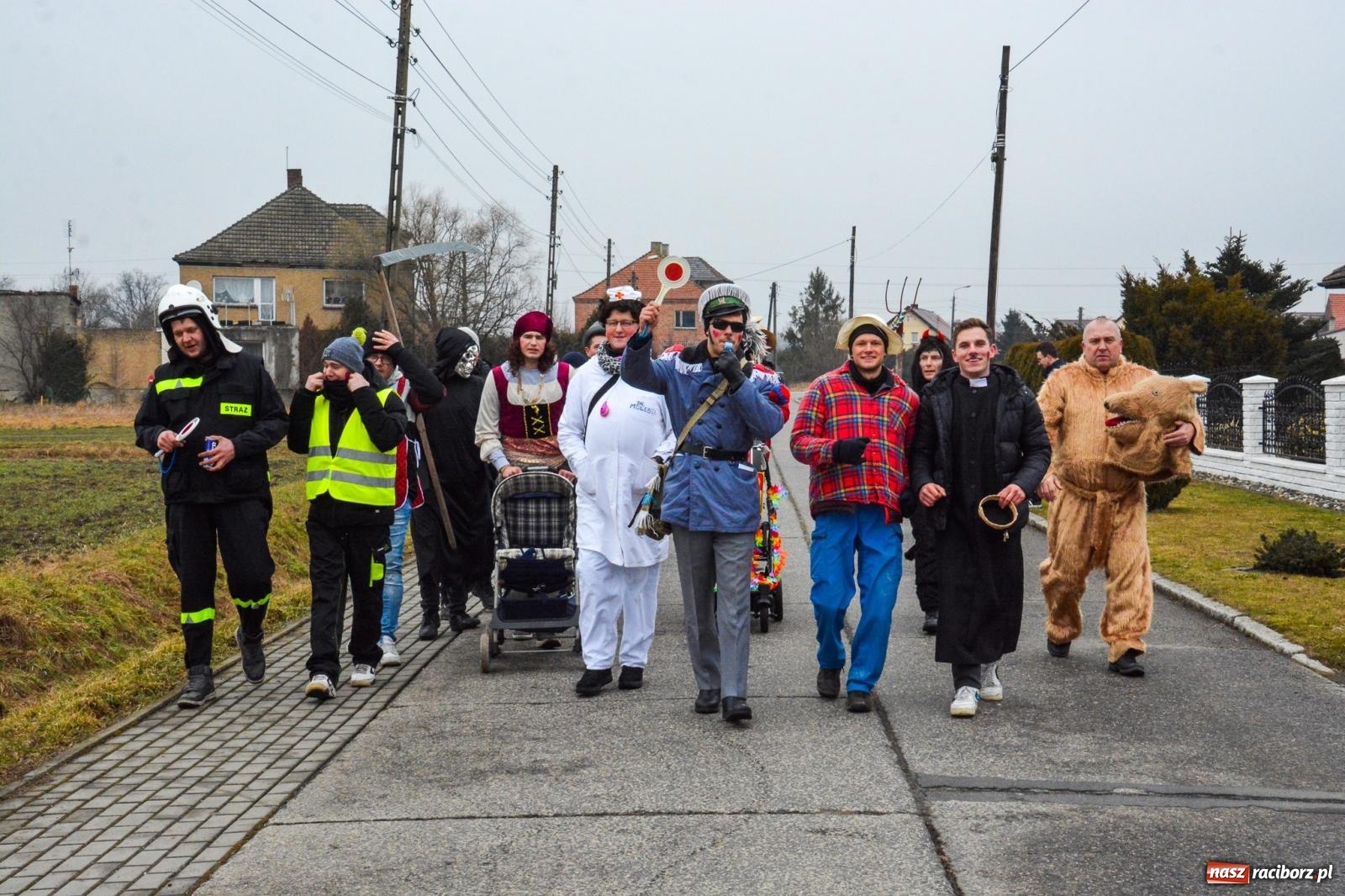 Zdjęcie w galerii na portalu naszraciborz.pl: Śląskie wodzenie niedźwiedzia: Tradycja, która wciąż tętni życiem w gminie Rudnik wiadomości z regionu