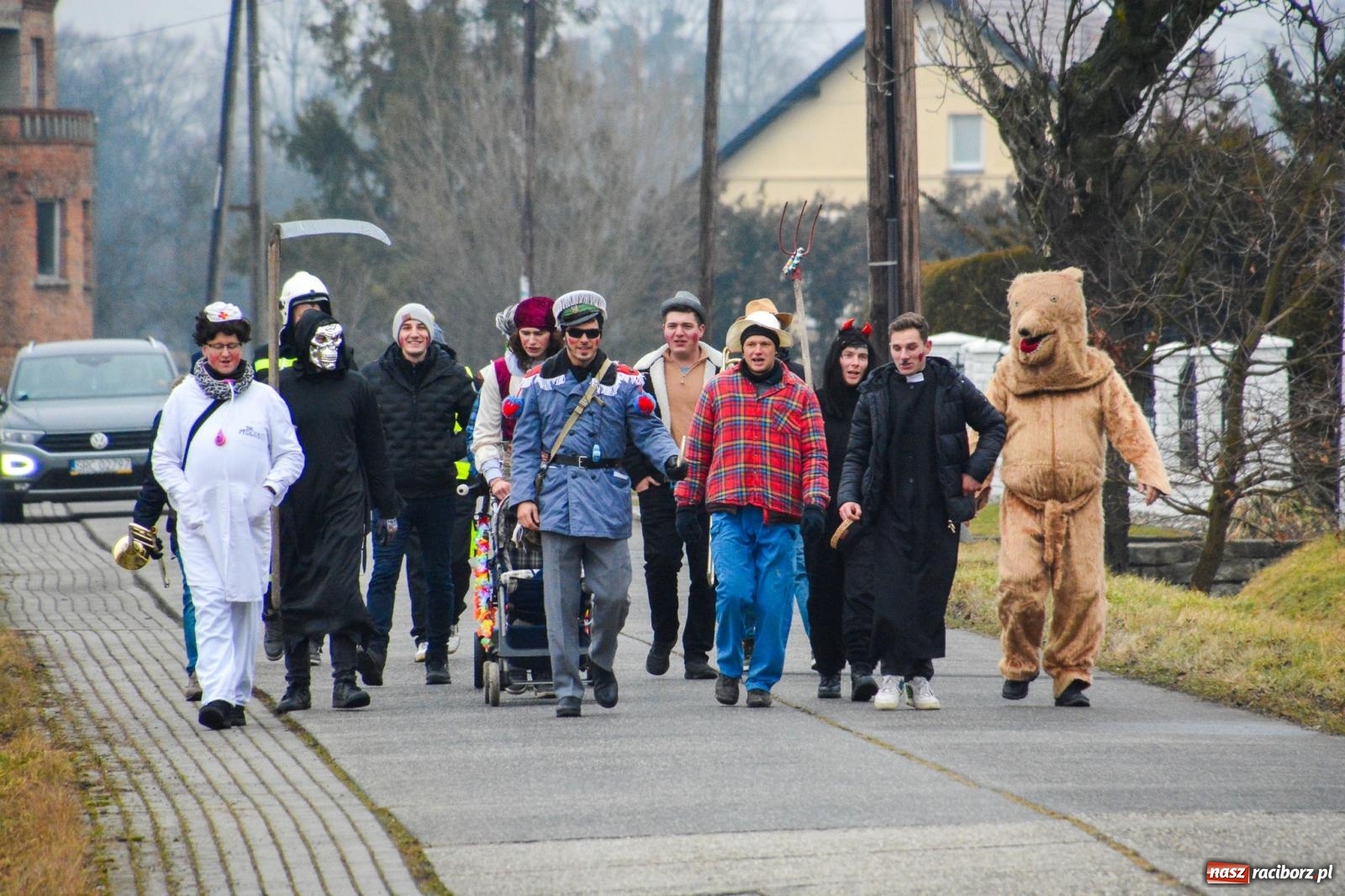 Zdjęcie w galerii na portalu naszraciborz.pl: Śląskie wodzenie niedźwiedzia: Tradycja, która wciąż tętni życiem w gminie Rudnik wiadomości z regionu