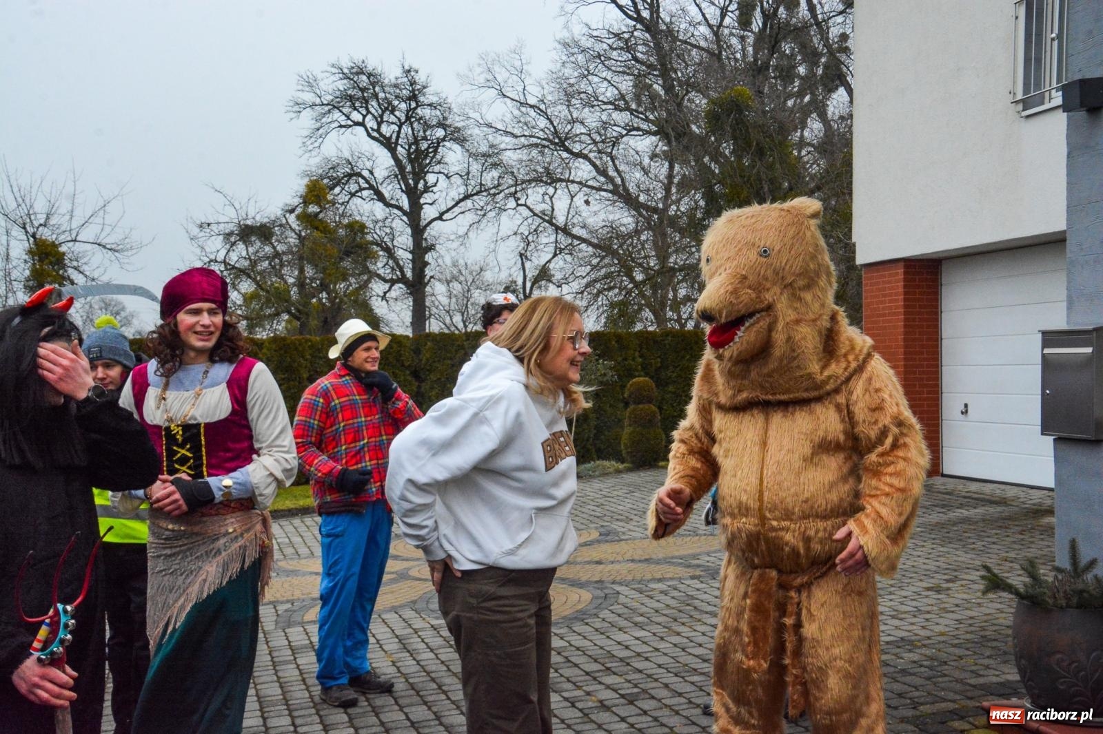 Zdjęcie w galerii na portalu naszraciborz.pl: Śląskie wodzenie niedźwiedzia: Tradycja, która wciąż tętni życiem w gminie Rudnik wiadomości z regionu