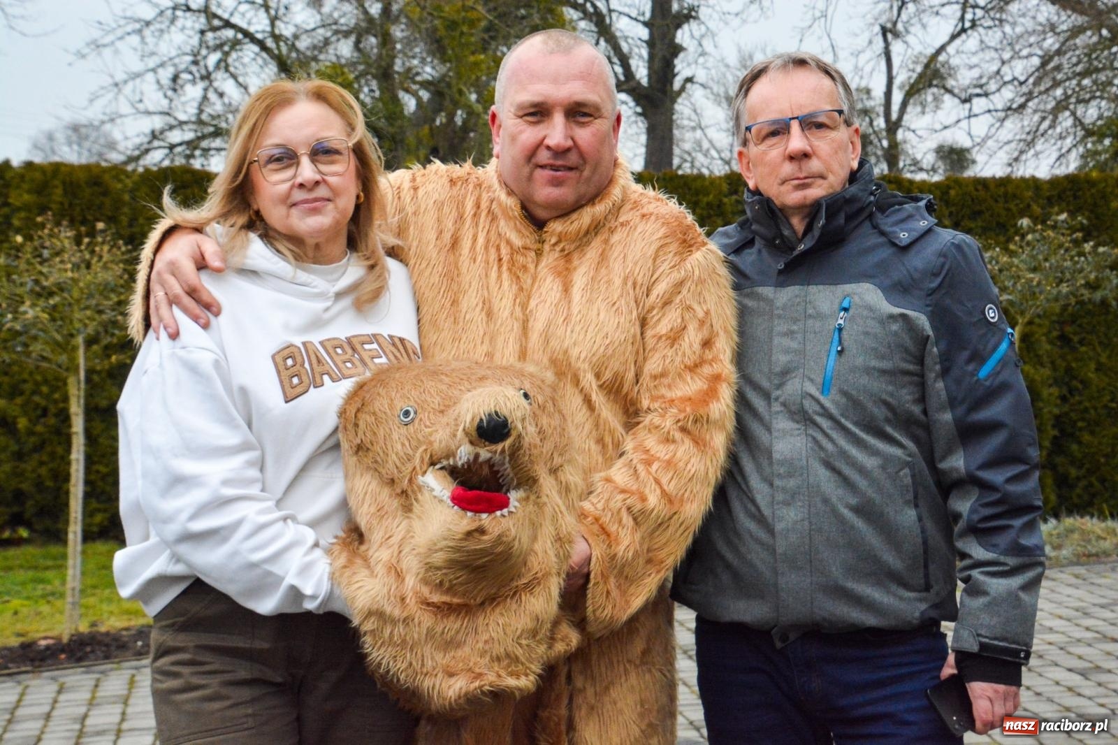 Zdjęcie w galerii na portalu naszraciborz.pl: Śląskie wodzenie niedźwiedzia: Tradycja, która wciąż tętni życiem w gminie Rudnik wiadomości z regionu